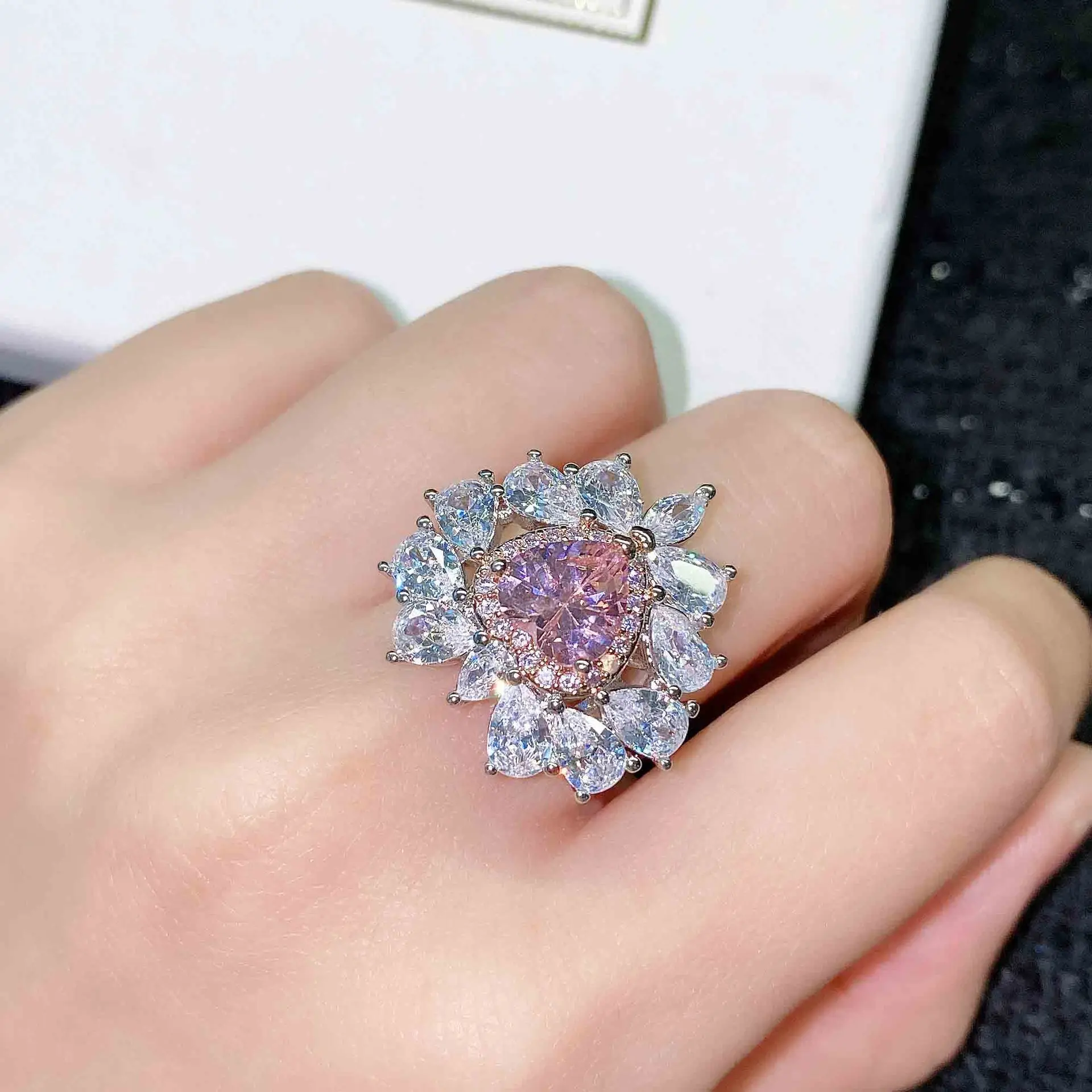 

MDL Moissanite style with the same colorful treasure heart ring plated with 18K water drop petal high-class feeling finger ring