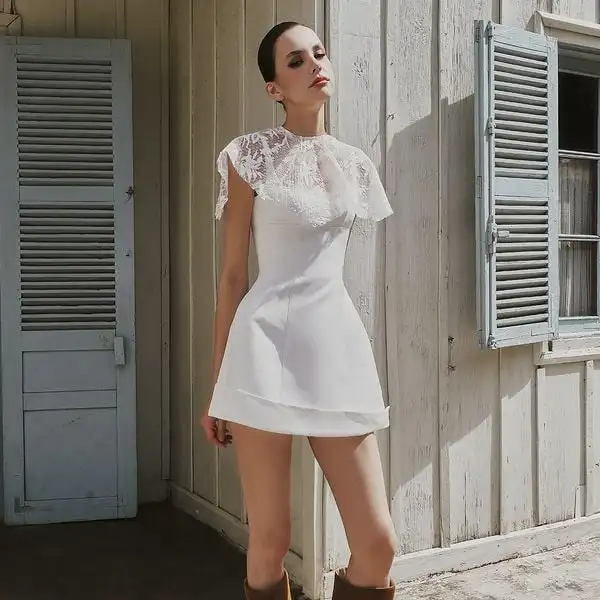 Eleganckie białe koronkowe mini sukienki z wysokim dekoltem, krótkim rękawem, dwuwarstwowymi falbanami, na imprezę, wesele, w stylu boho chic, letnia suknia, rozmiar plus size.