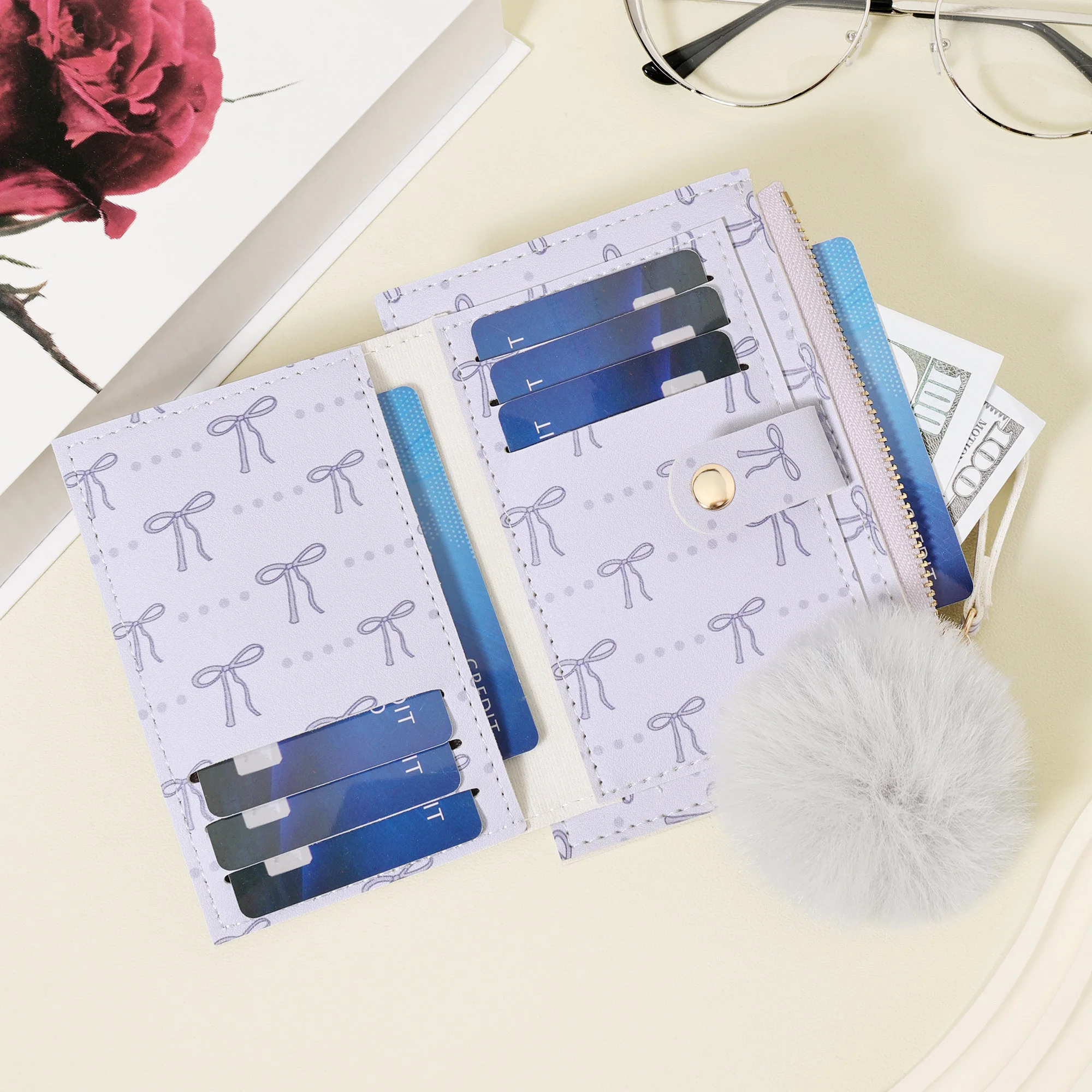 Ультратонкий, легкий и портативный держатель для карт для наличных, удостоверений личности и кредитных карт. Особенности стильного акцента помпона, высокого качества.