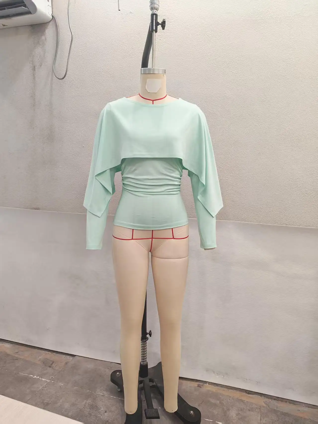 Elegante, schlanke, einfarbige Cape-Bluse für Damen, langärmelig, zweiteilig aussehend, figurbetont, schick, für Büro, Abend, Party, Dating, Alltag. – Detail 4