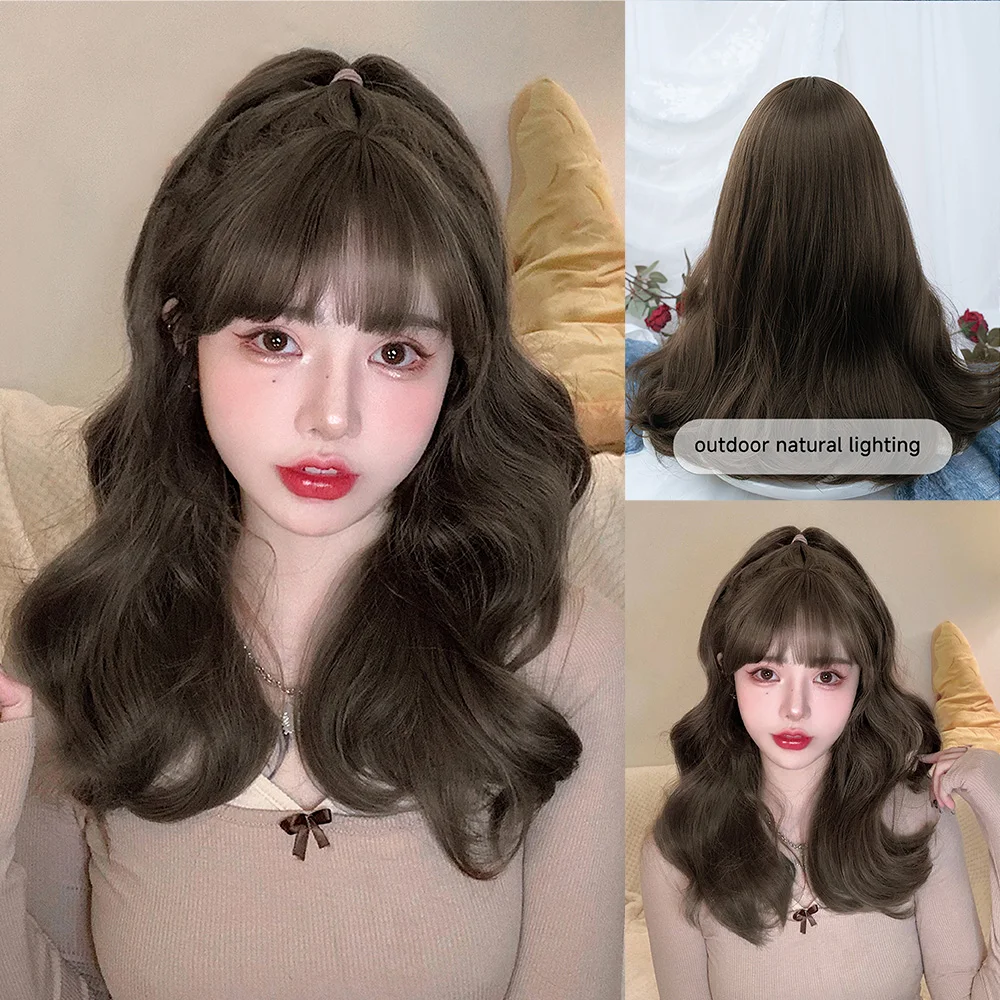 Wig sintetis cantik warna cokelat hijau 20 inci dengan poni mekanisme rambut berombak Natural Medium untuk penggunaan sehari-hari wanita tahan panas