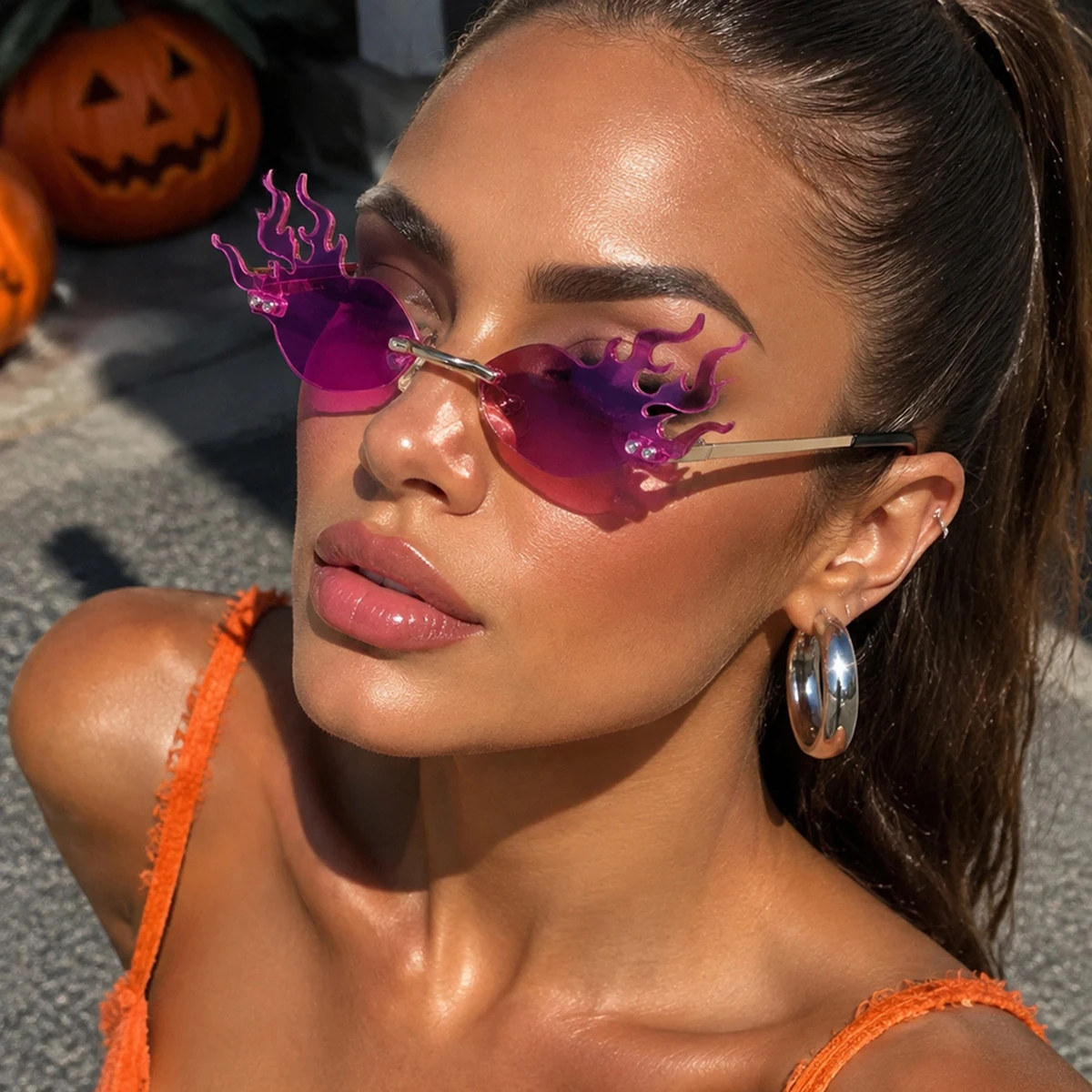 Une paire de lunettes de mode pour femmes, sans monture, de couleur violette et de forme irrégulière, mystérieuses, élégantes, originales, tendance, avant-gardistes, idéales pour les fêtes d’Halloween, les excursions dans des maisons hantées et les bals masqués.