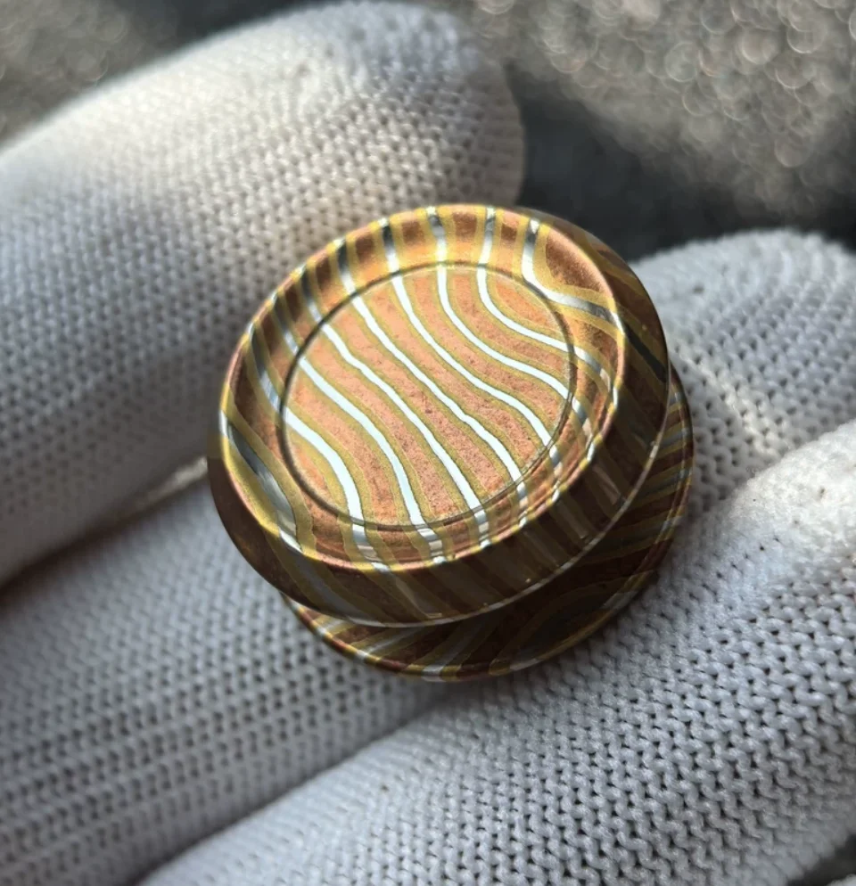 

Used EDC Mokume 24.5*12mm button spinner Fingertip gyroscope Decompression toys