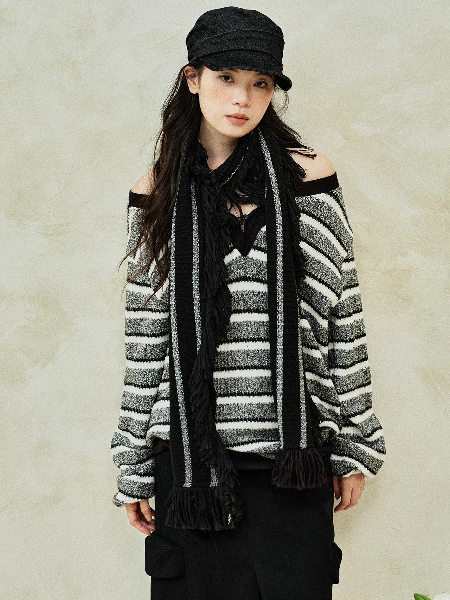 

Original Artist Bla White Striped V-Ne Long Sve Knitted Scarf Netie Loose Fit Soft Polyester Fiber Women's Faion