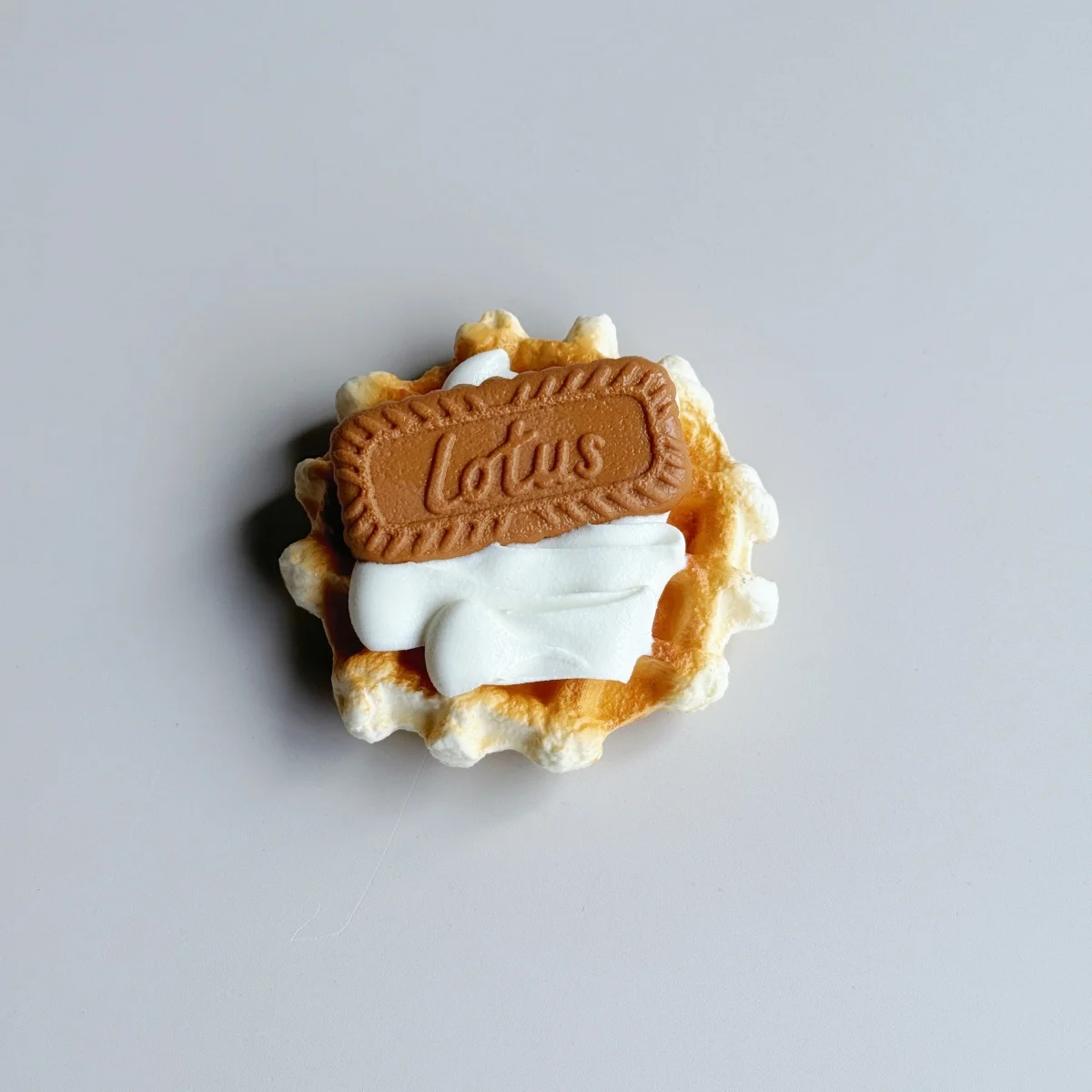 Gefälschte Waffel mit Eis- und Karamellkeksen – realistische Dessert-Display, Fotografie-Lebensmittel-Requisite, Café-Bäckerei-Dekor – Detail 5