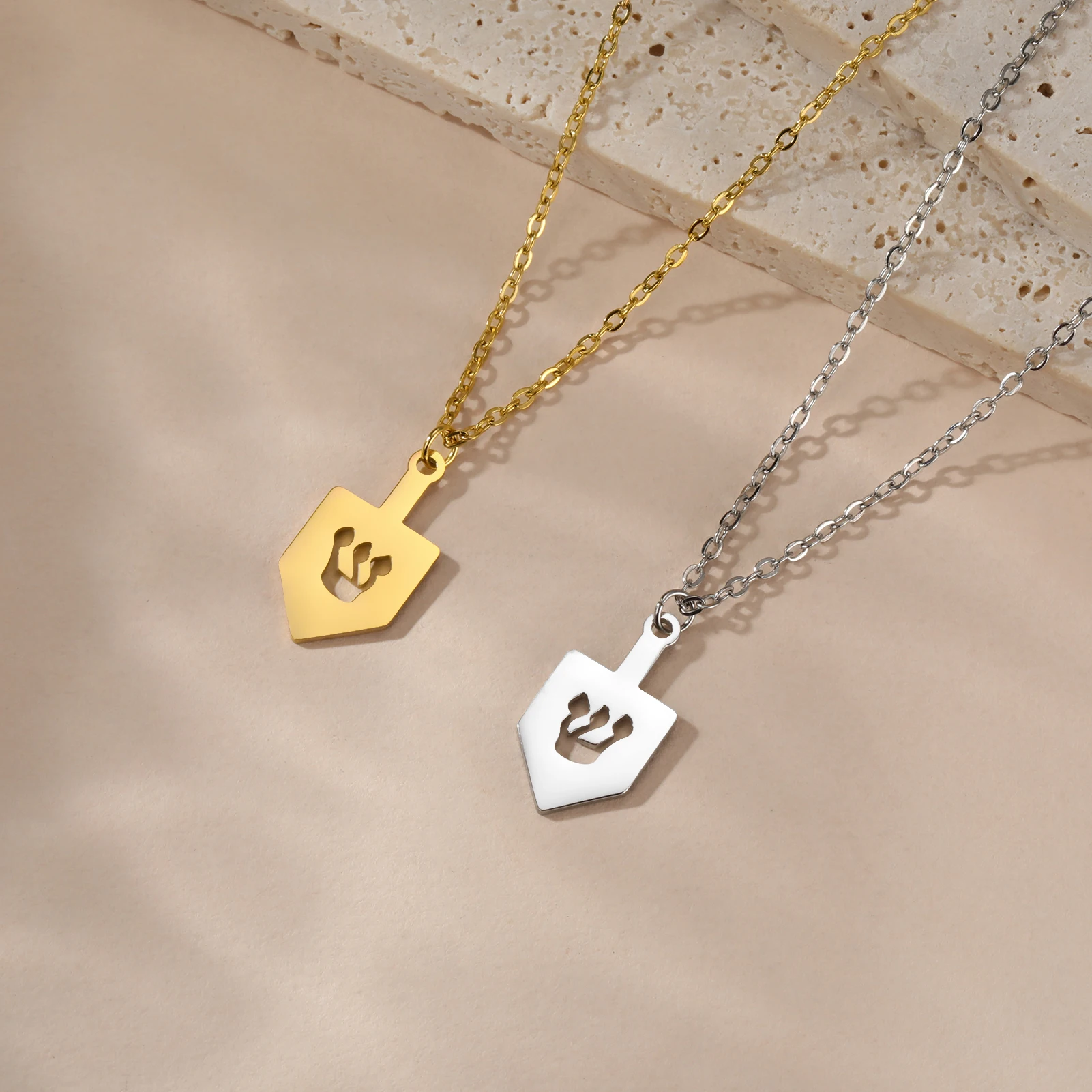 Jüdische DreidelHei Nonne Shin Judaica Symbol Charm Damen Halskette Edelstahl Schmuck Hannukah Paar Geschenk Großhandel