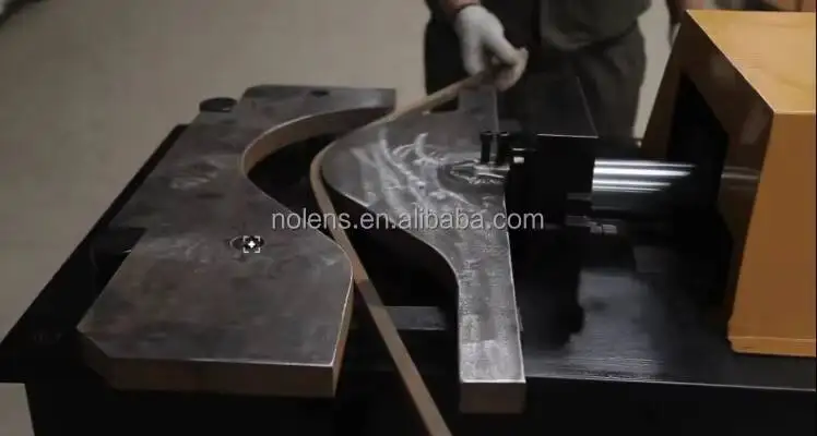 錬鉄製の金型油圧成形機