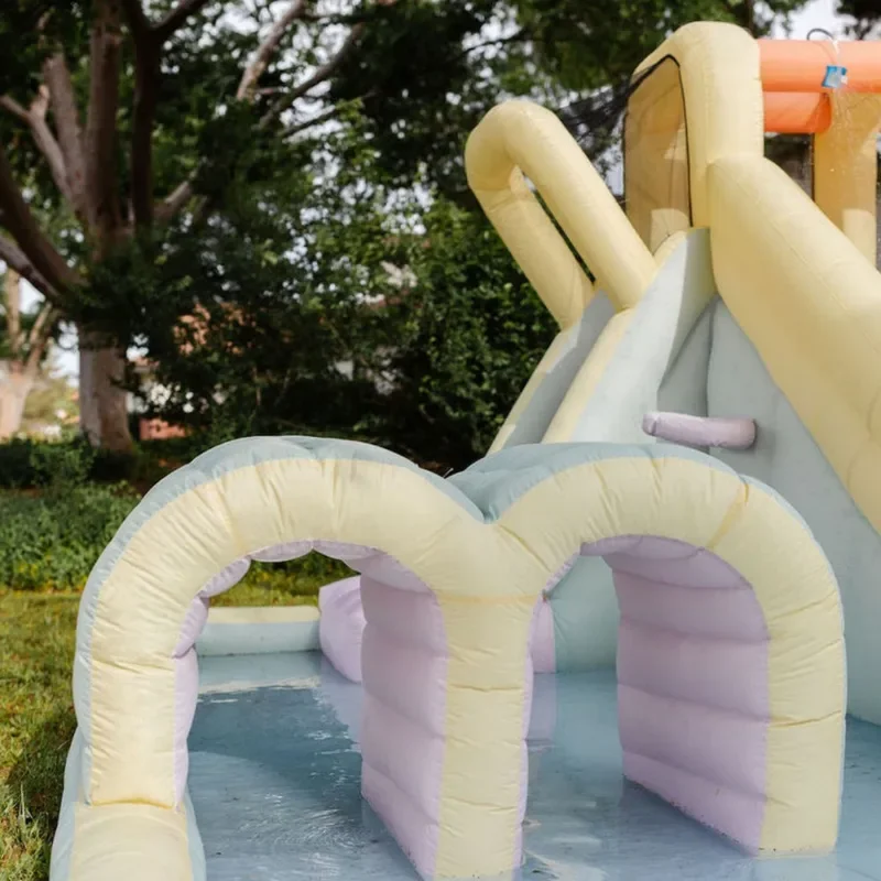 Kinderkasteel springkasteel opblaasbare waterglijbaan kleurrijk opblaasbaar kasteel met glijbaantrampoline
