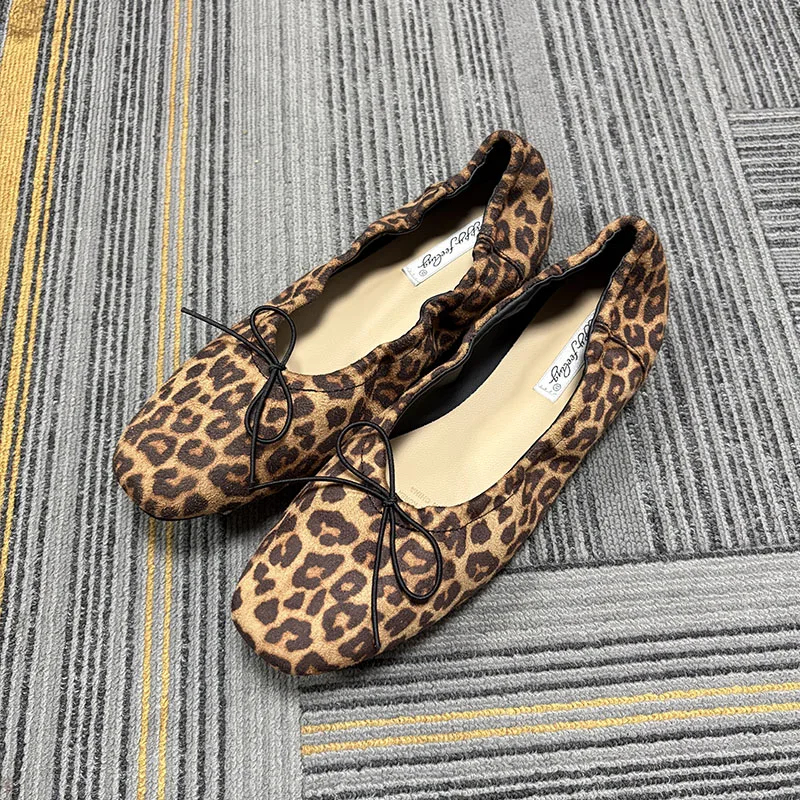 Neu in der Mode: Weiche Damen-Ballerinas mit flachem Absatz, lässige, flache Damenschuhe zum Hineinschlüpfen, mit Schmetterlingsknoten. – Detail 21