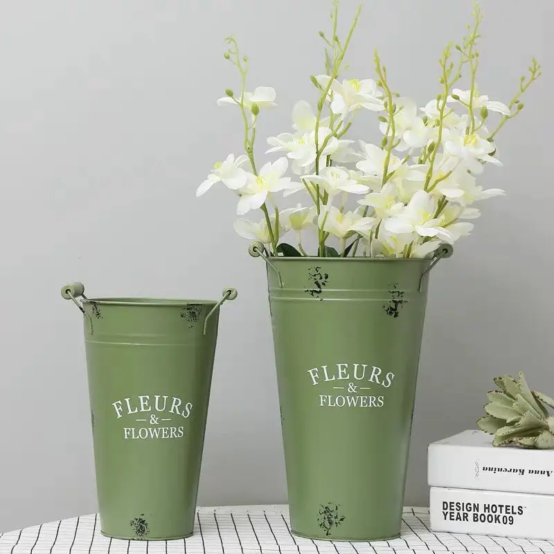 دلو زهور معدني على الطراز الشمالي - مزهرية من القصدير عتيقة للباقات، ديكور مزرعة ريفية، ترتيب زهور جمالي