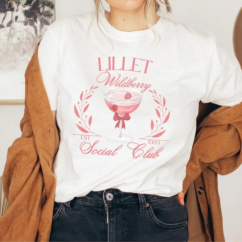 Camiseta minimalista del club social de Wildberry Lillet, camisa unisex de cóctel y carnaval, bebedero de regalo simple retro, camiseta de barman genial