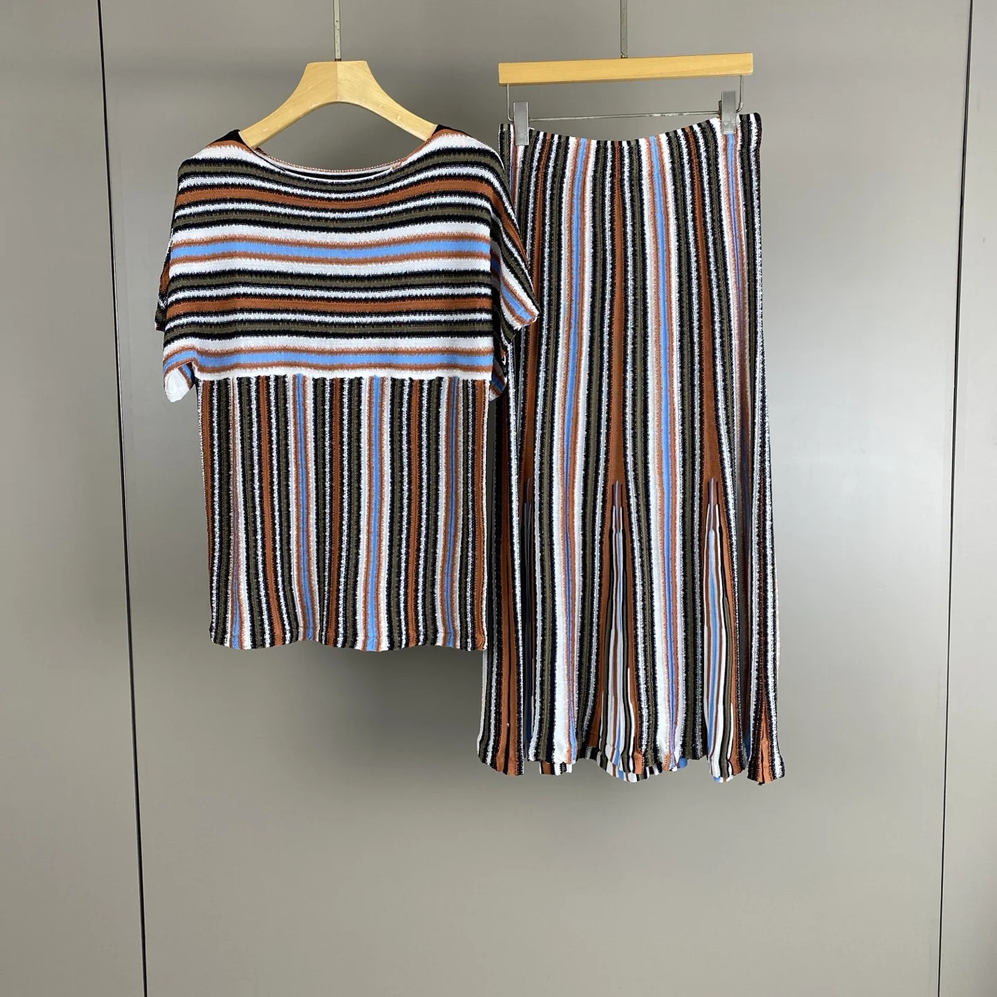 Spring/Summer 2026 New Arrival: Cotton-Linen Color-Block Off-the-Shoulder Short-Sleeve Knit Top & Elastic-Waist Skirt Set
