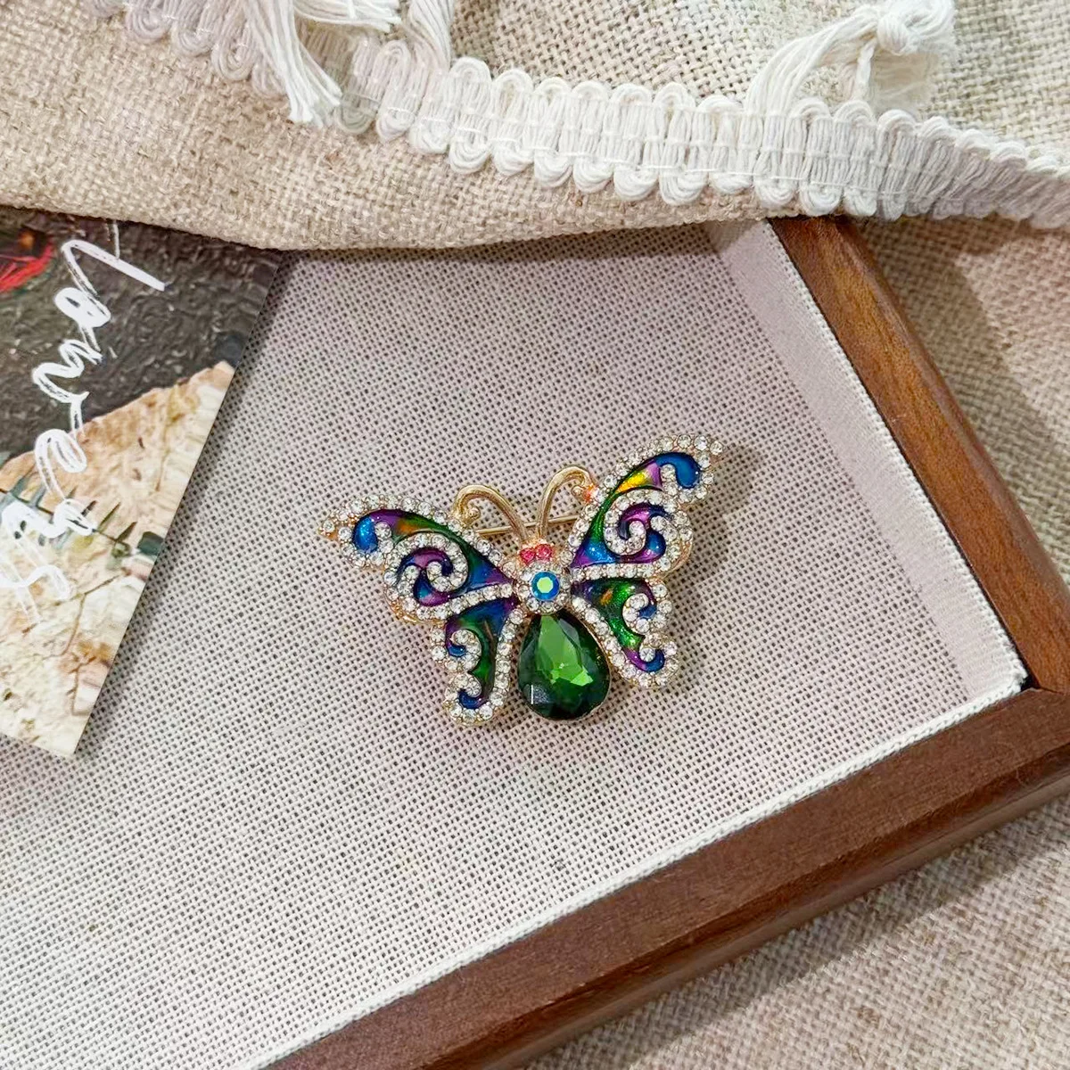 

Exquisite Rhinestone Butterfly Brooch For Women Fashion Luxury Corlorful Insect Lapel Pins Lovely Animal Corsage Jewelry Gifts