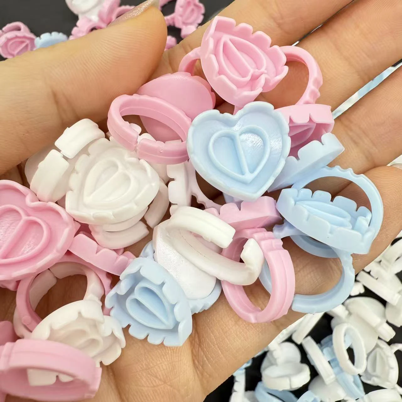 卸売まつげエクステファンフラワリングカップグルーホルダーリングフラワーシェイプピグメントトレイまつげ移植用メイクツール