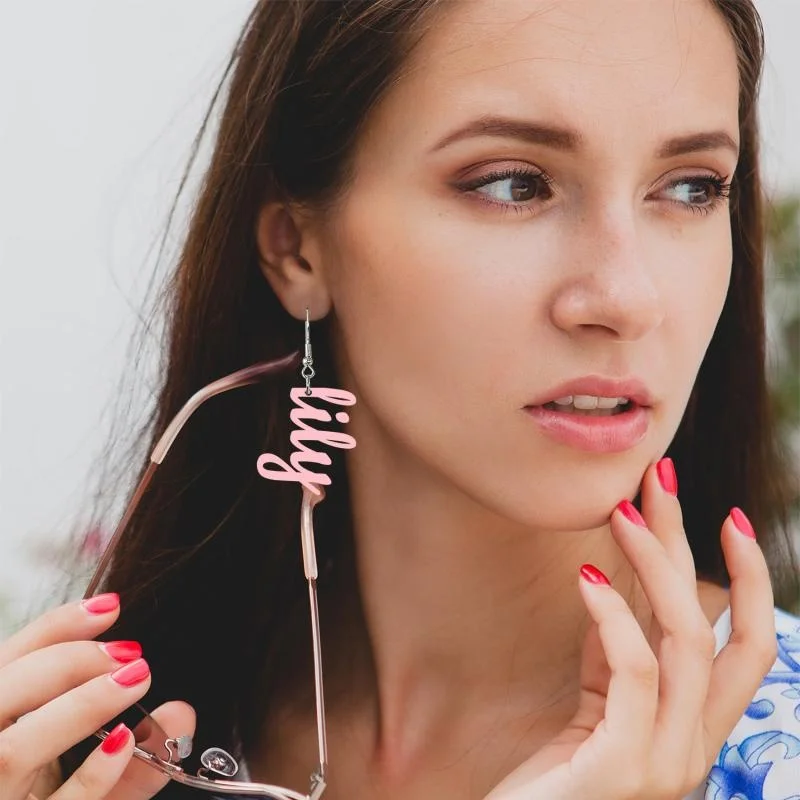 

Изготовленные на заказ акриловые серьги со словами с лазерной резкой: персонализированные массивные украшения