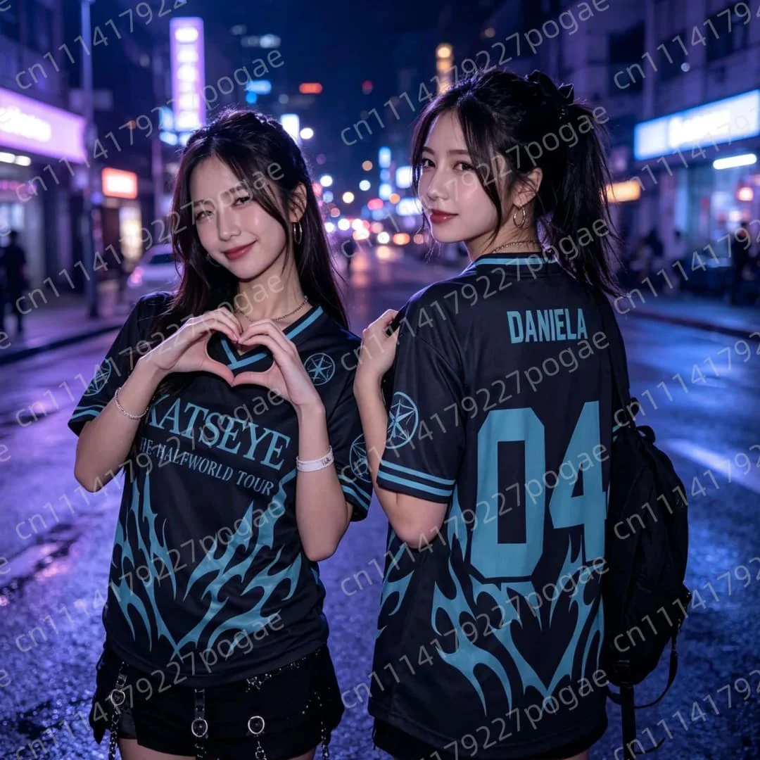 Summer KATSEYE Konzertmitglied Daniela 04 Fußballtrikot Kpop Merch Y2K Hip Hop Streetwear Atmungsaktives Casual Unisex T-Shirt – Detail 9