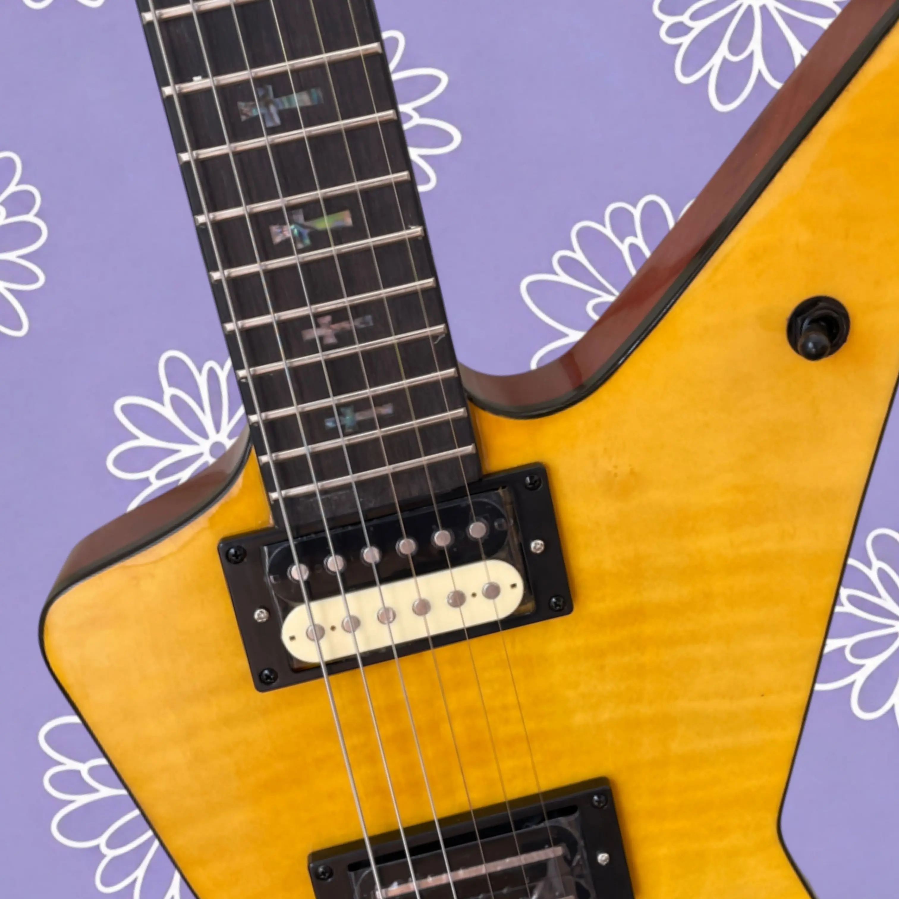 Glossy Amber Yellow 6-String Electric Guitar,Bright Iustrous,22-Fret Rosewood Fingerboard Guitars, Great for Rock Shows Guitarra