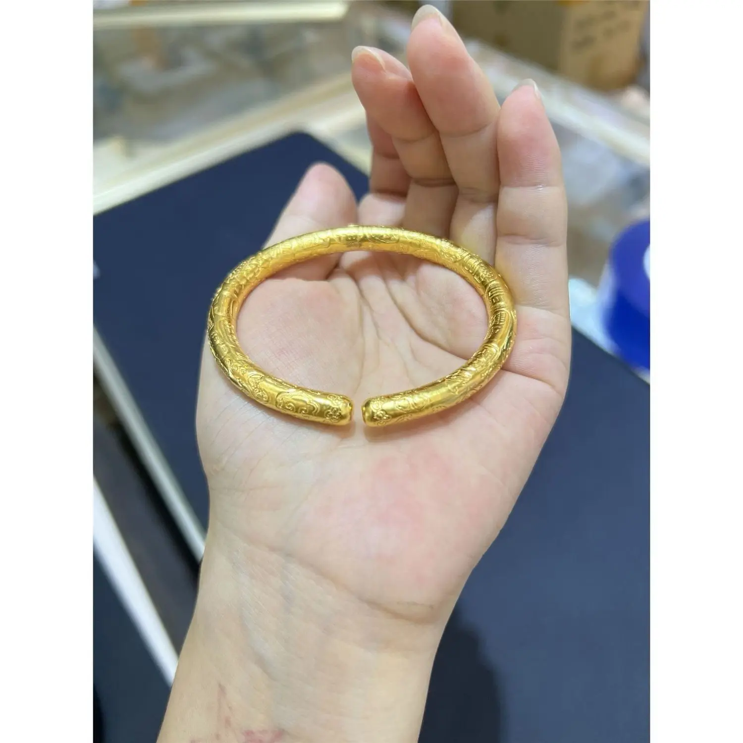 Solid Gold-Plated Bracelet for Women Vintage-Inspired Minimalist Jewelry with Luxe Aesthetic Suitable for Daily Wear and Gifting
