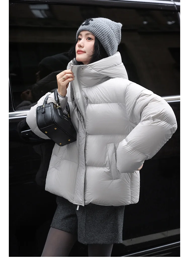 سترة بغطاء للرأس طويلة وقصيرة مقاومة للبرودة للنساء في شتاء 2025، طراز جديد عصري مع حزام ذراع سميك وأبيض