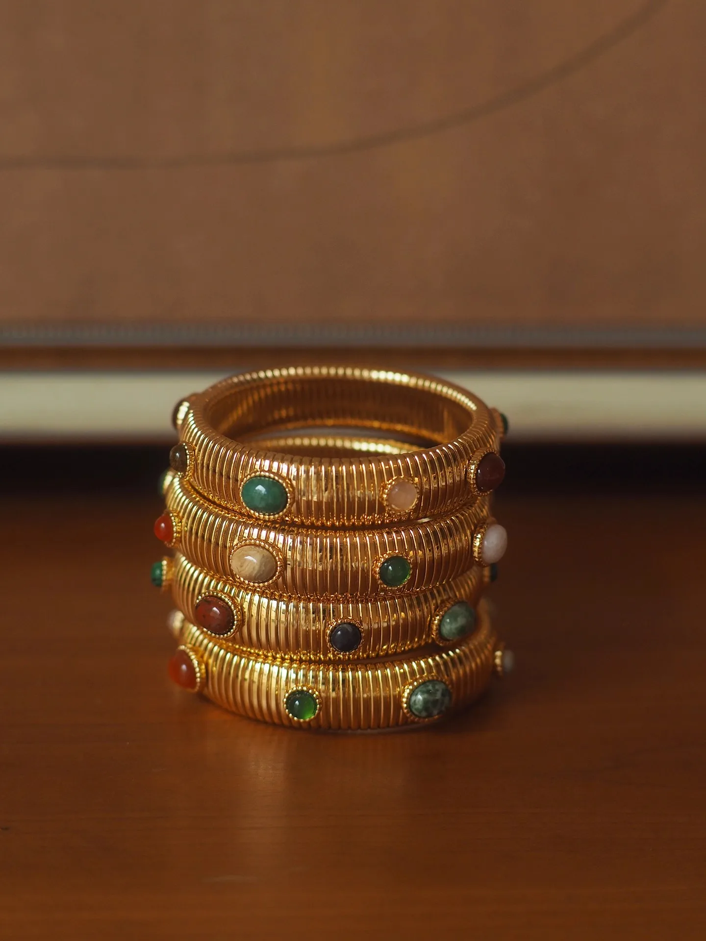 bracciale-vintage-in-agata-e-oro-con-gemme-naturali-lusso-minimalista-elegante-impilabile-accessorio-di-moda