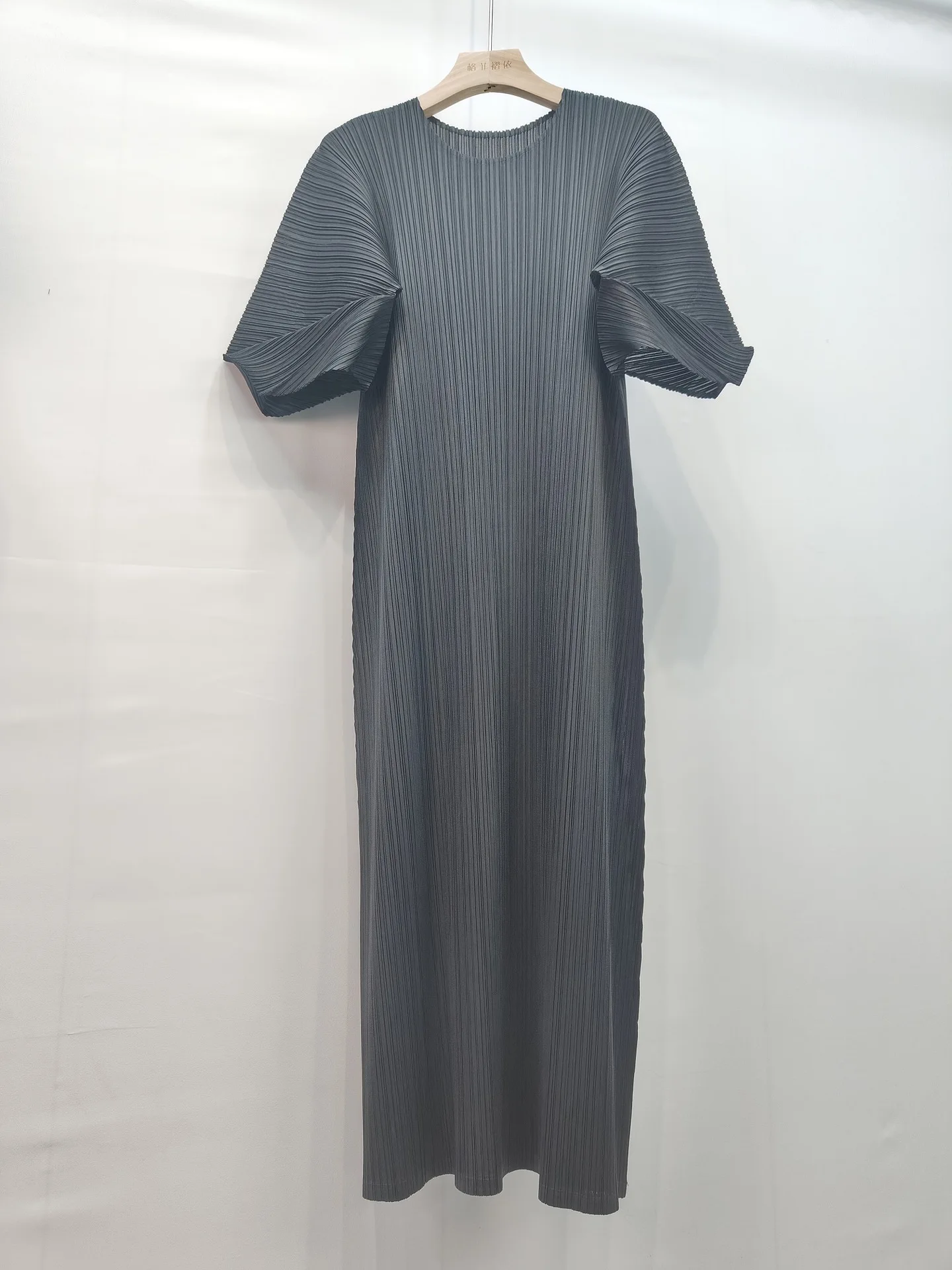 Miyake geplooide effen kleur jurk 2025, zomer nieuwe premium gevoel ronde hals losse mode comfortabele casual lange jurken