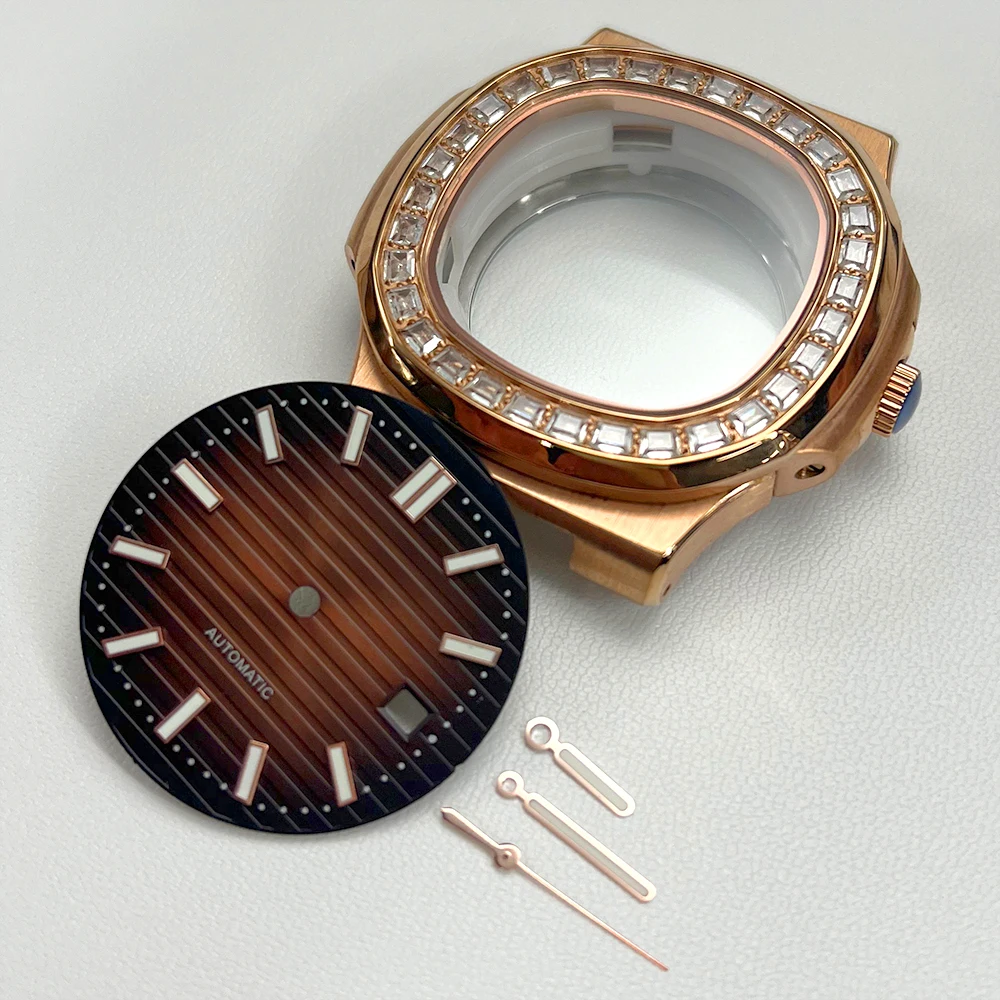 

Корпус с безелем, украшенным бриллиантами, диаметром 42 мм, и светящиеся стрелки циферблата диаметром 30,5 мм совместимы с компонентами механизма ST1612 Miyota 8215.