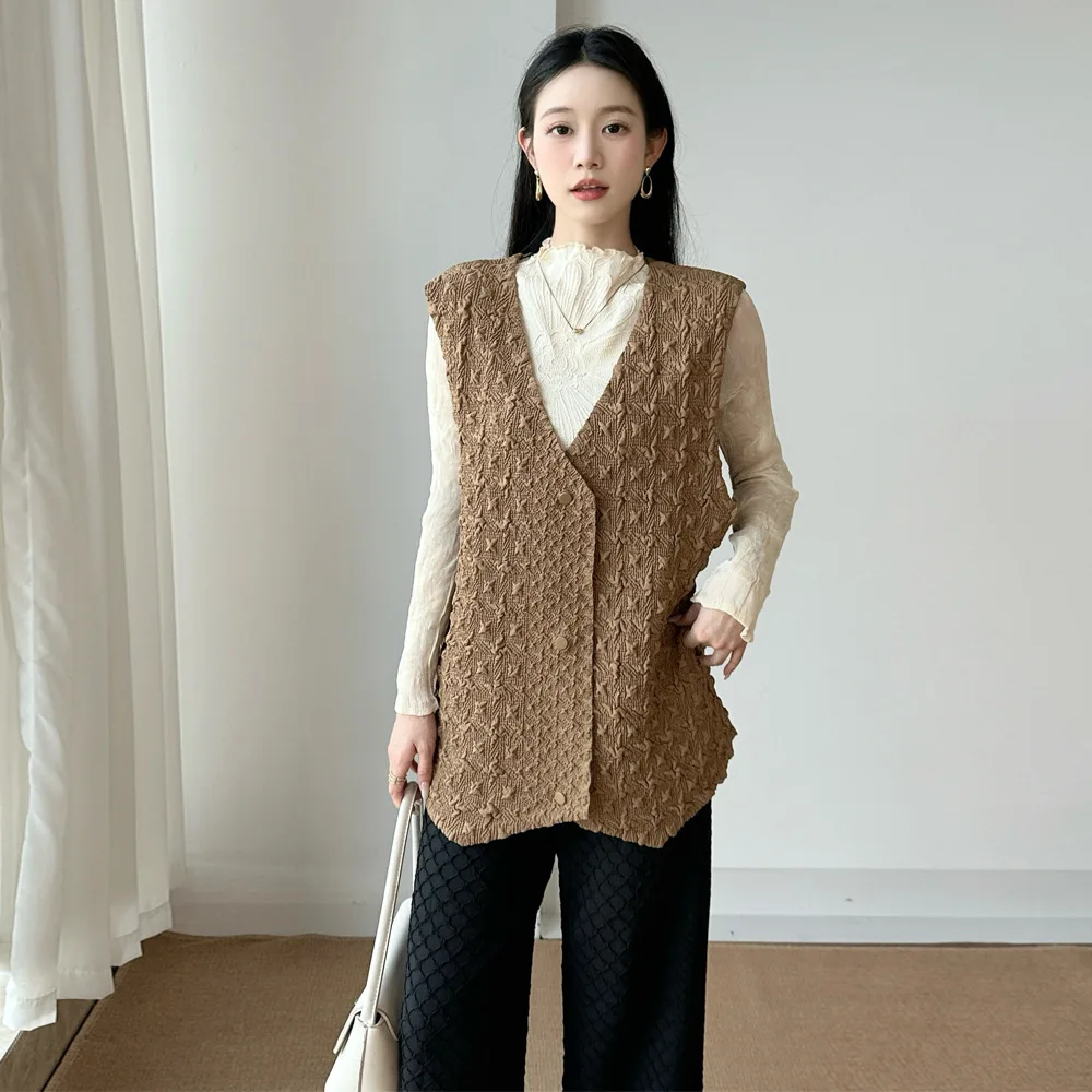 

Женский плиссированный жилет Miyake, стильный кардиган без рукавов с v-образным вырезом и уникальным текстурированным дизайном, идеальная мода - вид вперед