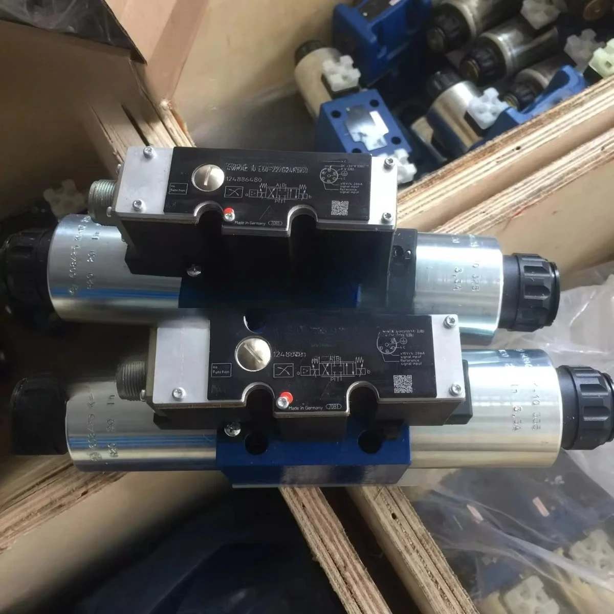 

Пропорциональный распределительный клапан прямого действия 4WREE6W16-3X/V/24A1