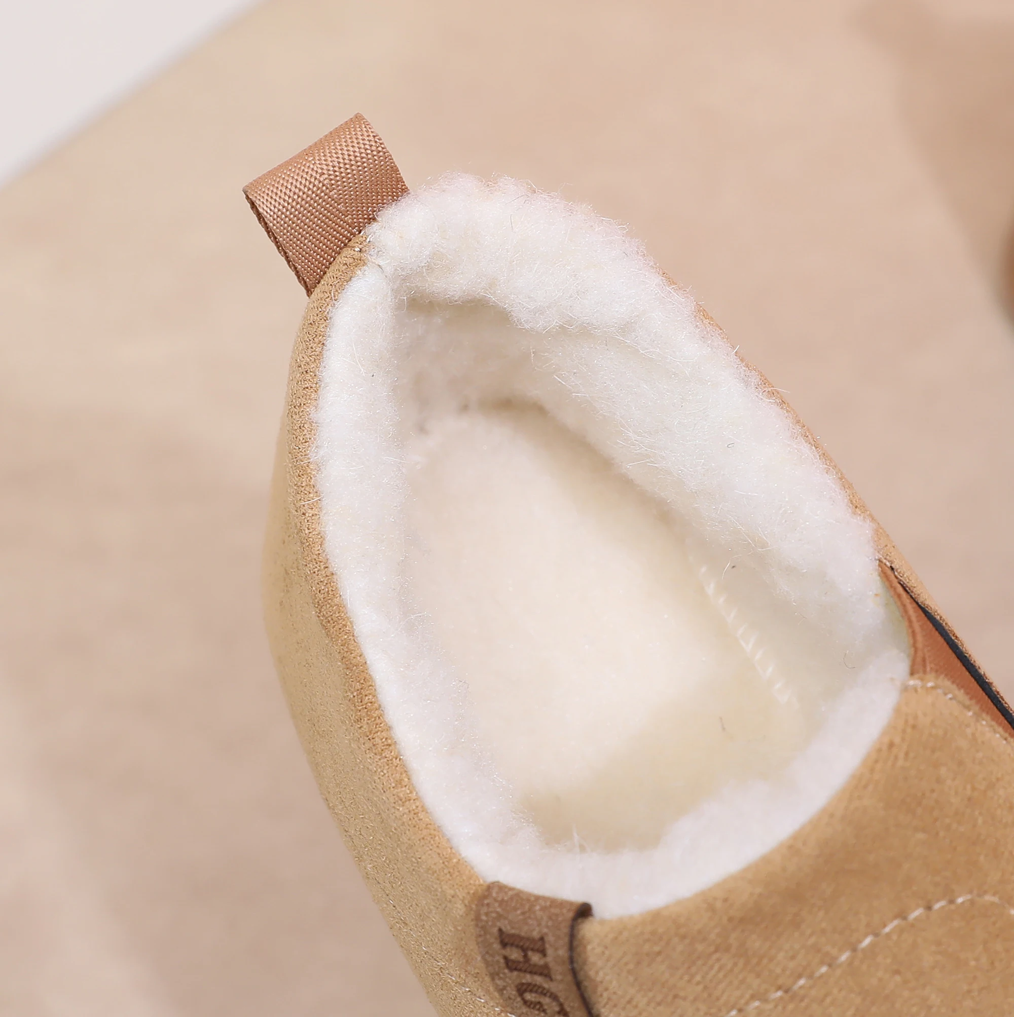 Ein Paar minimalistische, schlanke und modische Herren-Schneestiefel. Gefüttert mit hautfreundlichem Plüsch, der in Wärme sperrt