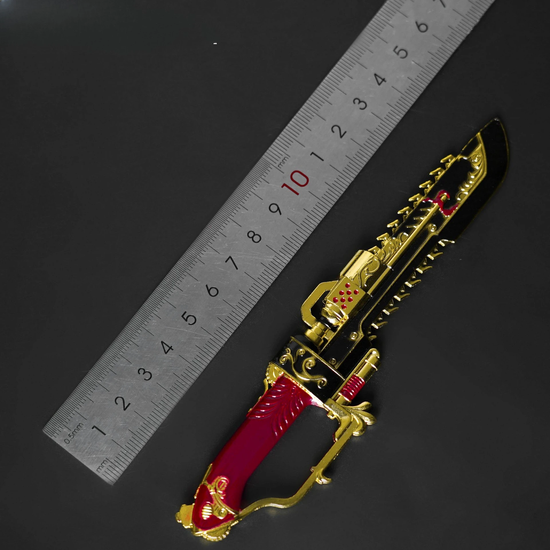 15 cm Delta Operation Gioco Lama per sega a catena Puntelli Modello Periferiche di gioco Ornamenti per il desktop Collezione Artigianato Regalo Giocattolo per bambini