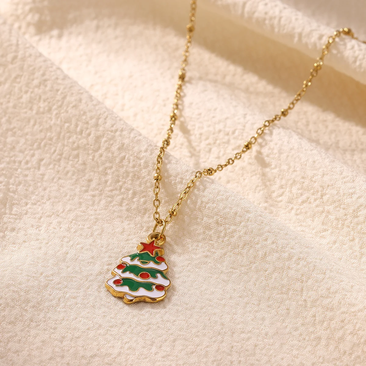 Bunte Emaille-Weihnachtsbaum-Santa-Anhänger-Halskette für Damen, goldfarbene Edelstahlkette, Winter-Feiertags-Party-Schmuck – Detail 6