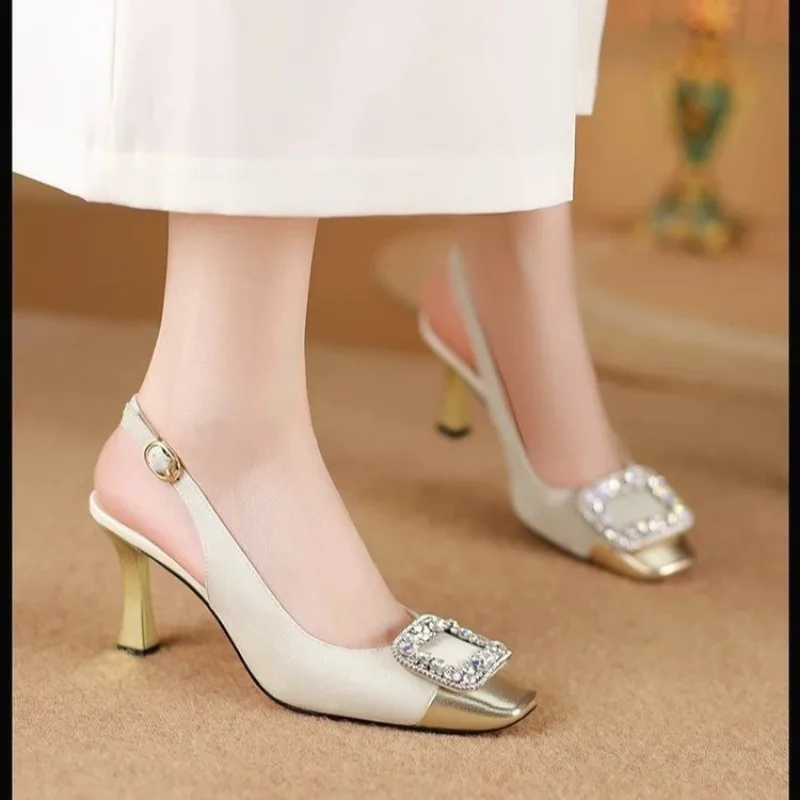 

Новые летние модные босоножки на шпильке с квадратным носком, женская одежда со стразами, босоножки на каблуке с блестками и пряжкой на одном ремешке