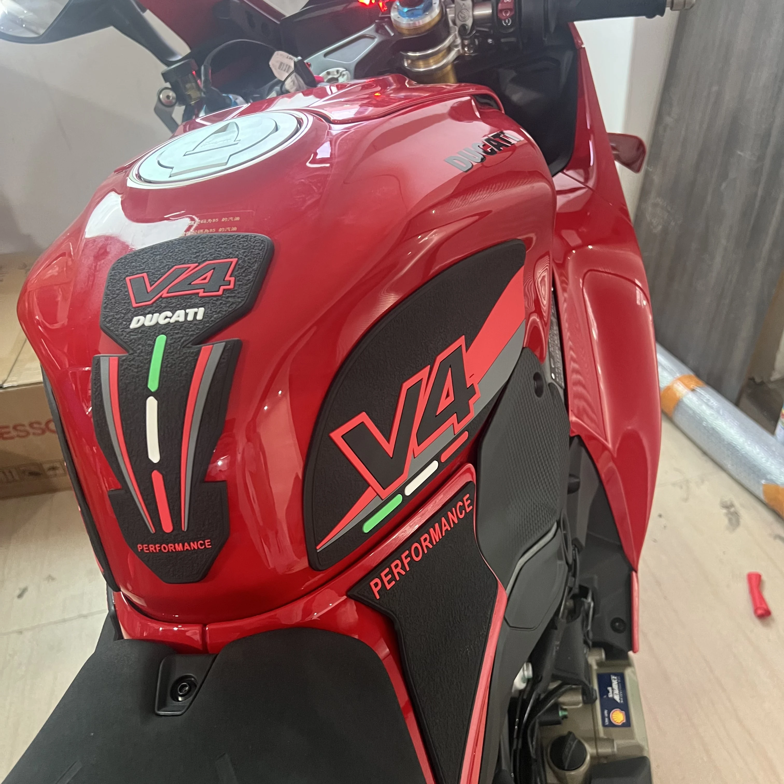

2025 new modified fuel tank sticker anti slip sticker 3D rubber protective pad for Ducati Panigale V4 V4S Street Fighter V4/S