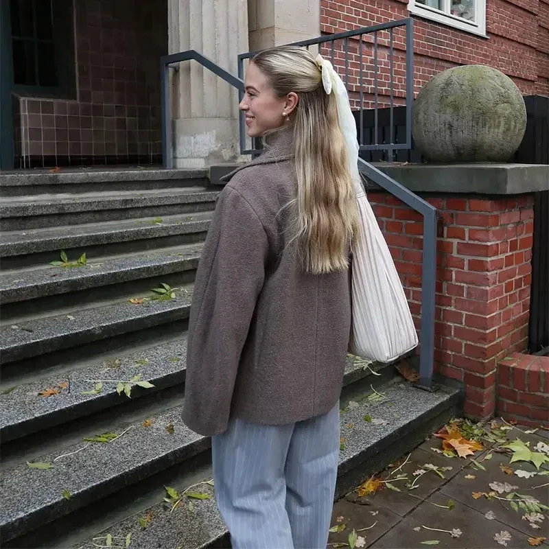 Wełniana marynarka damska w stylu vintage inspirowana koreańskim stylem. Krótki, dopasowany płaszcz dwurzędowy, elegancki i ciepły na jesień/zimę.