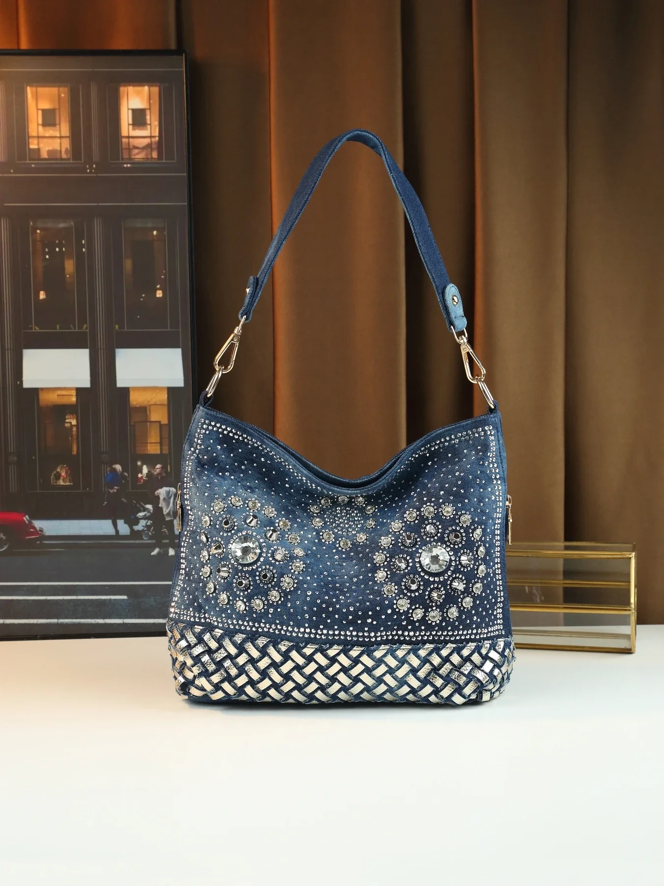 

Hot diamond flower shape women's bag, European and American fashion women's fashionable and elegant diamond jewelry half-moon