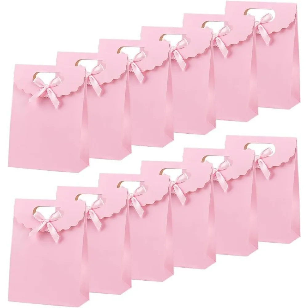 

Подарочный пакет Stand Up с лентой и бантом. Маленький подарочный пакет для упаковки конфет и печенья. Магазин для свадьбы, рождественской вечеринки. Розовая розничная торговля. Розовый цвет.