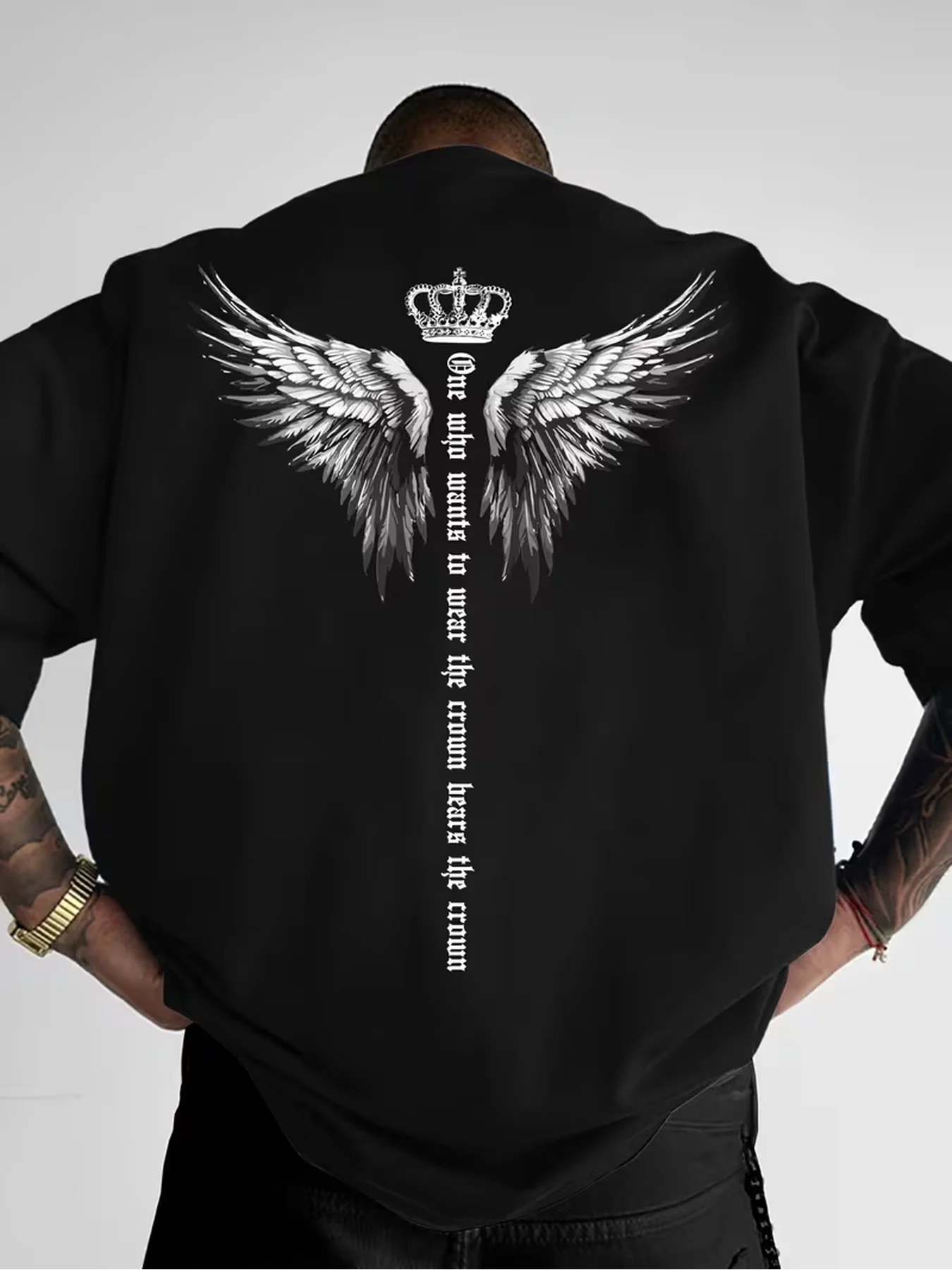 T-shirt Streetwear Urbain avec Ailes Audacieuses, Couronne et Citation Verticale Inspirante 100% Coton pour Homme – Idéal pour les Sorties Quotidiennes Estivales