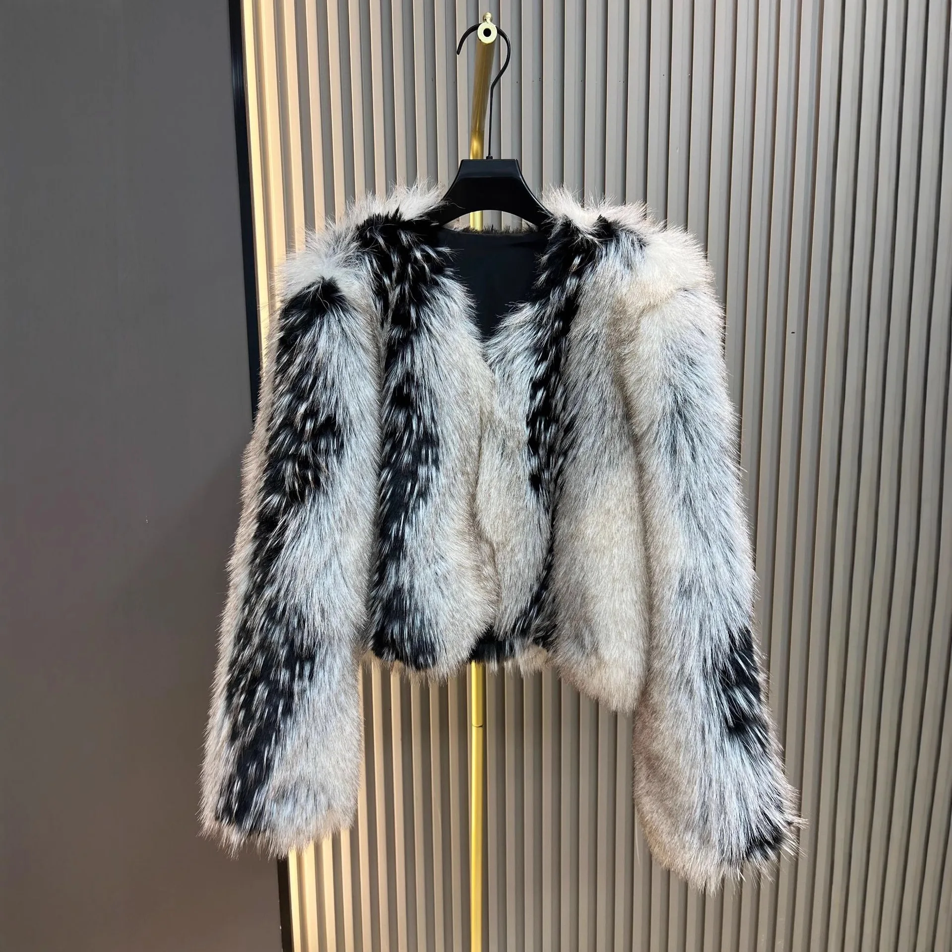 موضة معطف فرو الثعلب الصناعي للنساء 2025 شتاء جديد أنيق فاخر سميك دافئ الفراء قطعة واحدة فروي سترة سيدة معطف قصير