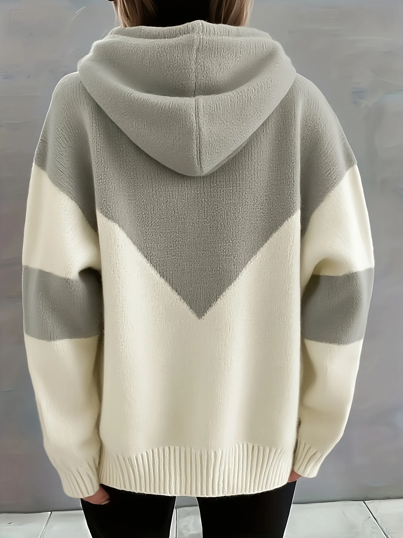 Maglieria con cappuccio grigia e bianca di colore misto, top da donna in colori contrastanti autunno e inverno elegante e alla moda