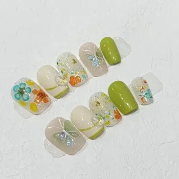 10 Stück handgezeichnete Polka Dot Lines Press On Nails Short Sweet Hot Girl Falsche Nägel mit 3D-Charms Diamond INS Full Over Nails Tips