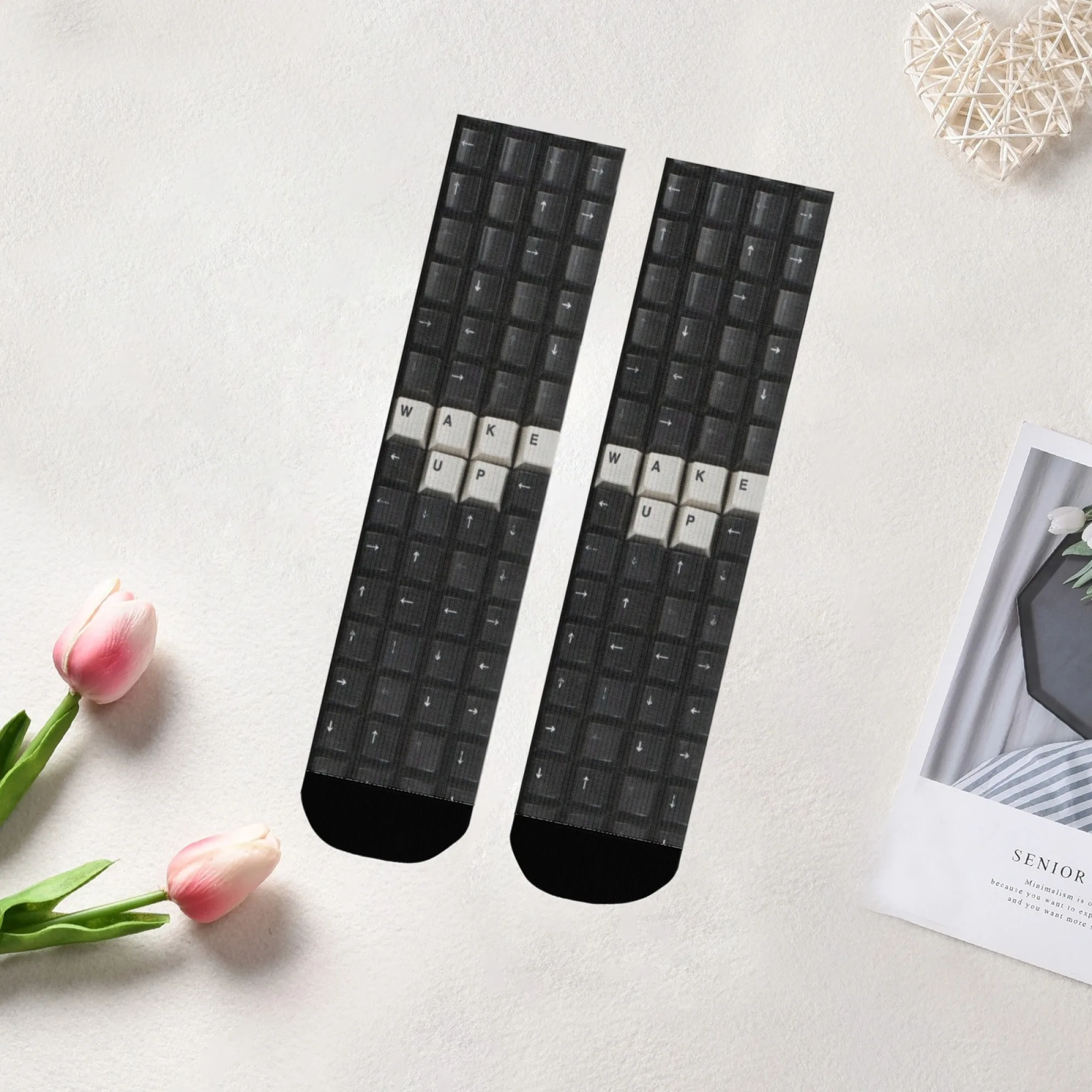 Lustige Technologie inspirieren Tastatur-Socken in der Mitte der Wade, WAKE UP-Buchstabendruck, cooler Alltagsstil, Unisex, Straßenneuheit, Büro-Arbeitssocken