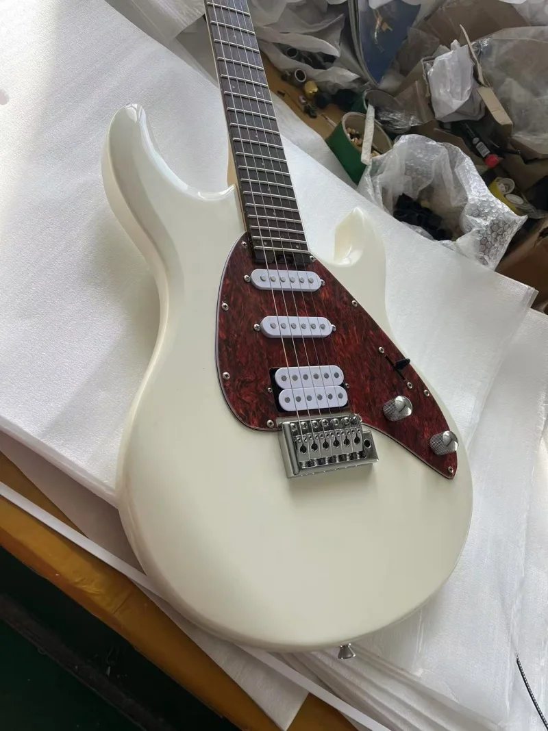 

High quality 6-string electric guitar，Retro white body，S S H pickup，The Red Armor Pickpocket，Solid wood quality，Free delivery