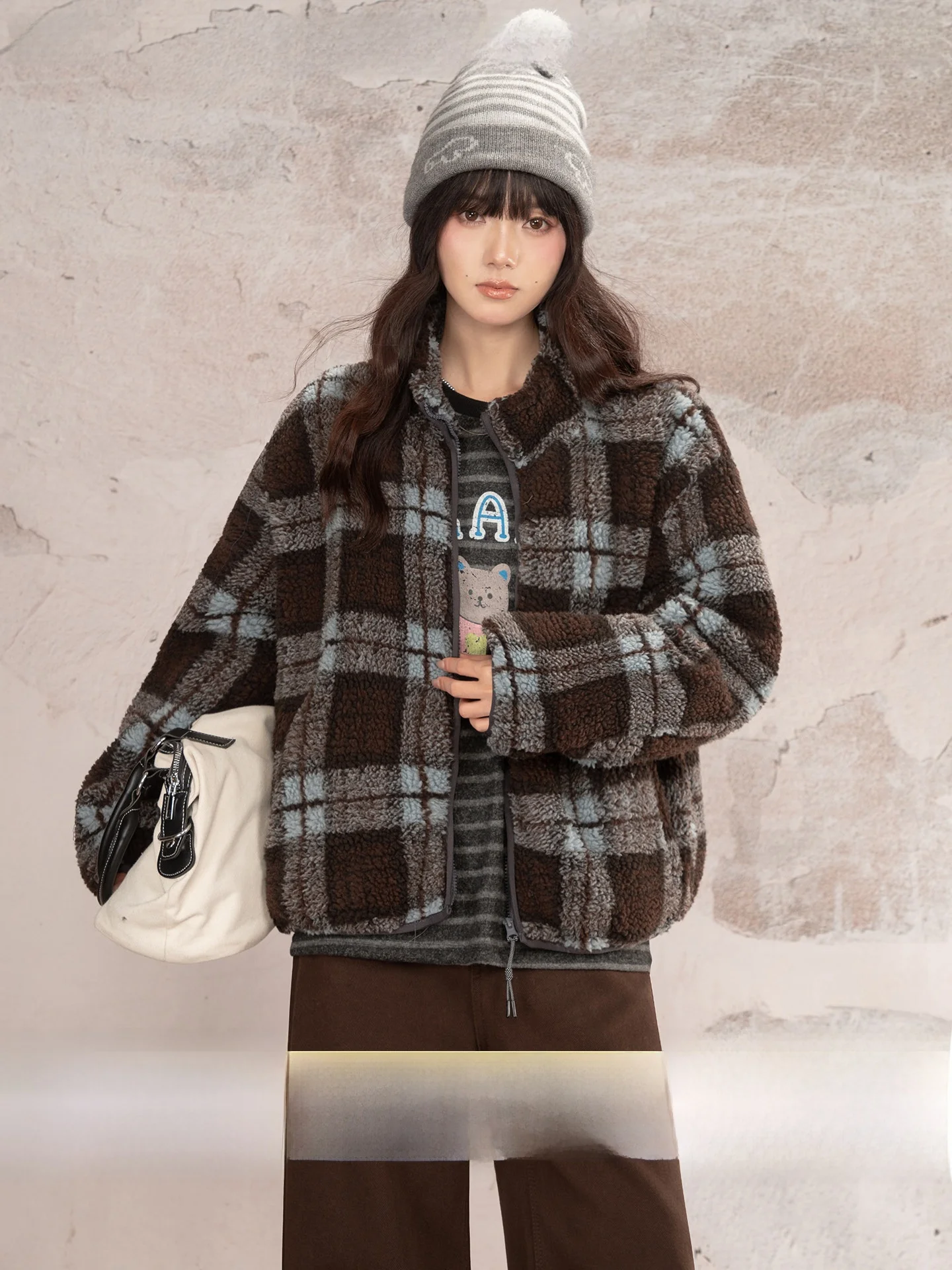 

Новинка! Теплая женская флисовая куртка в клетку свободного кроя для зимы. Уютный и стильный верхний слой.