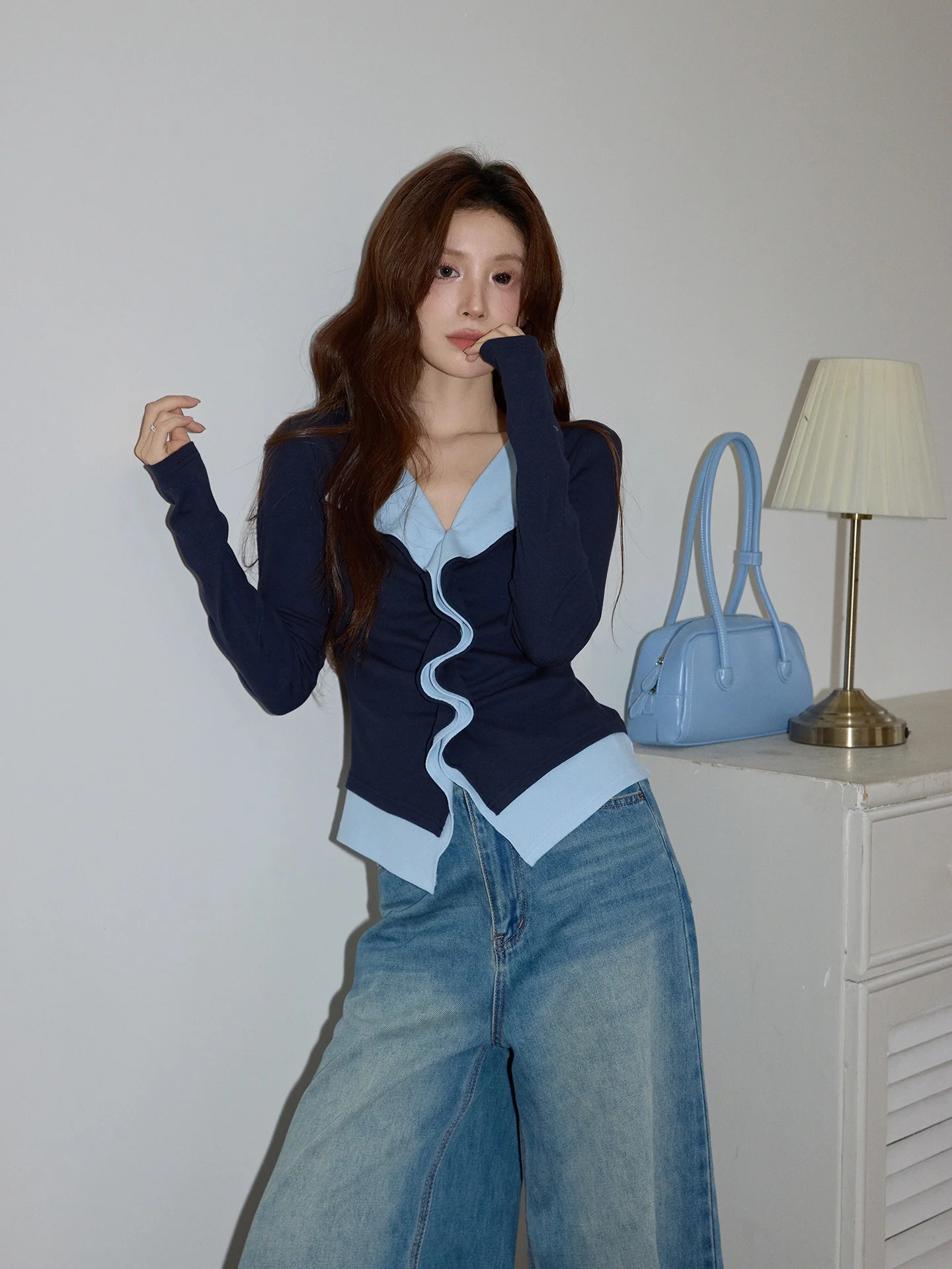 

Женский облегающий вязаный топ с длинным рукавом и V-образным вырезом, зимний базовый слой, синий, имитация двухслойности, модный корейский стиль для повседневной носки