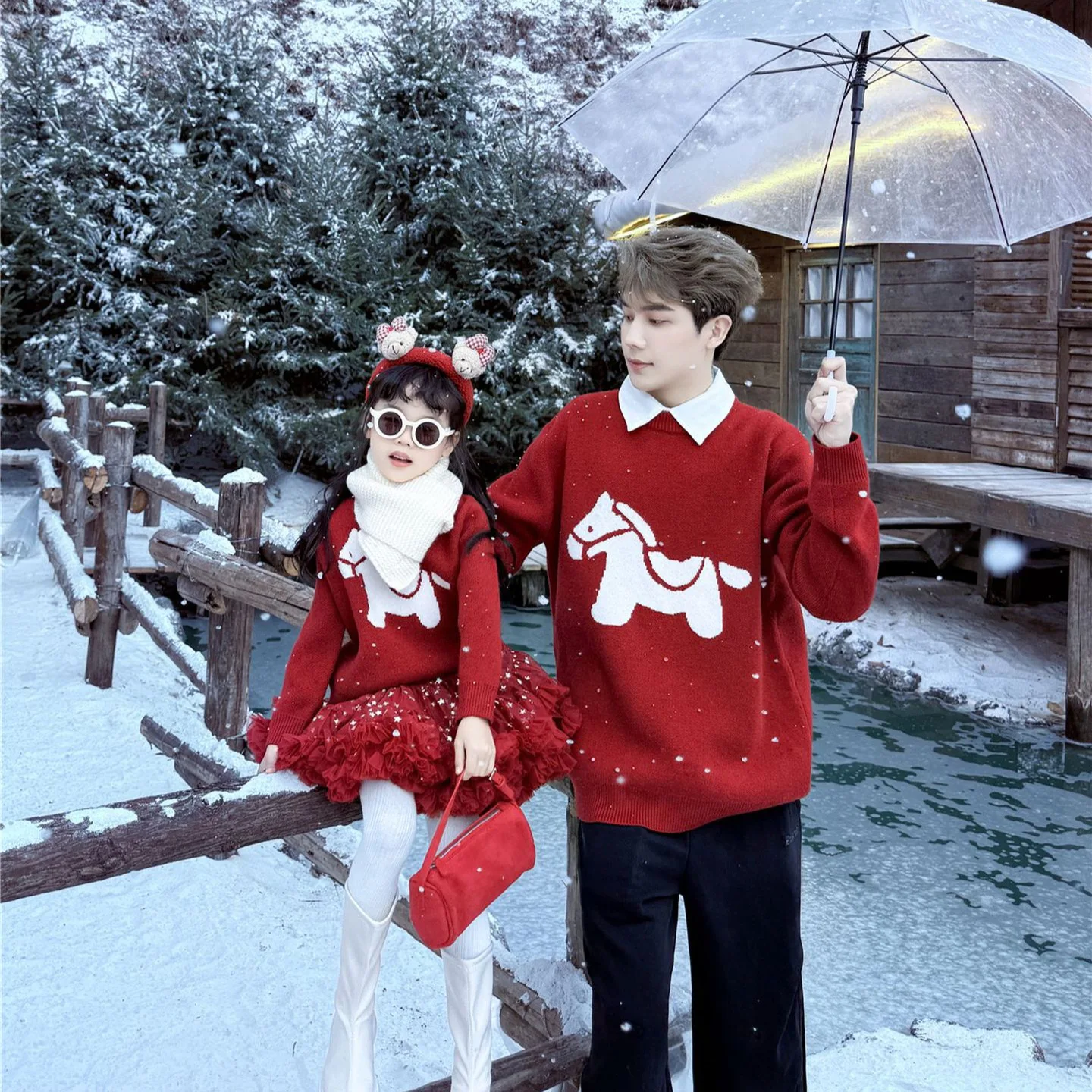 2026 السنة الجديدة الأسرة مطابقة الزي الحصان العام سترة حمراء للآباء أطفال طفل دافئ كم طويل لطيف طباعة هدية عيد