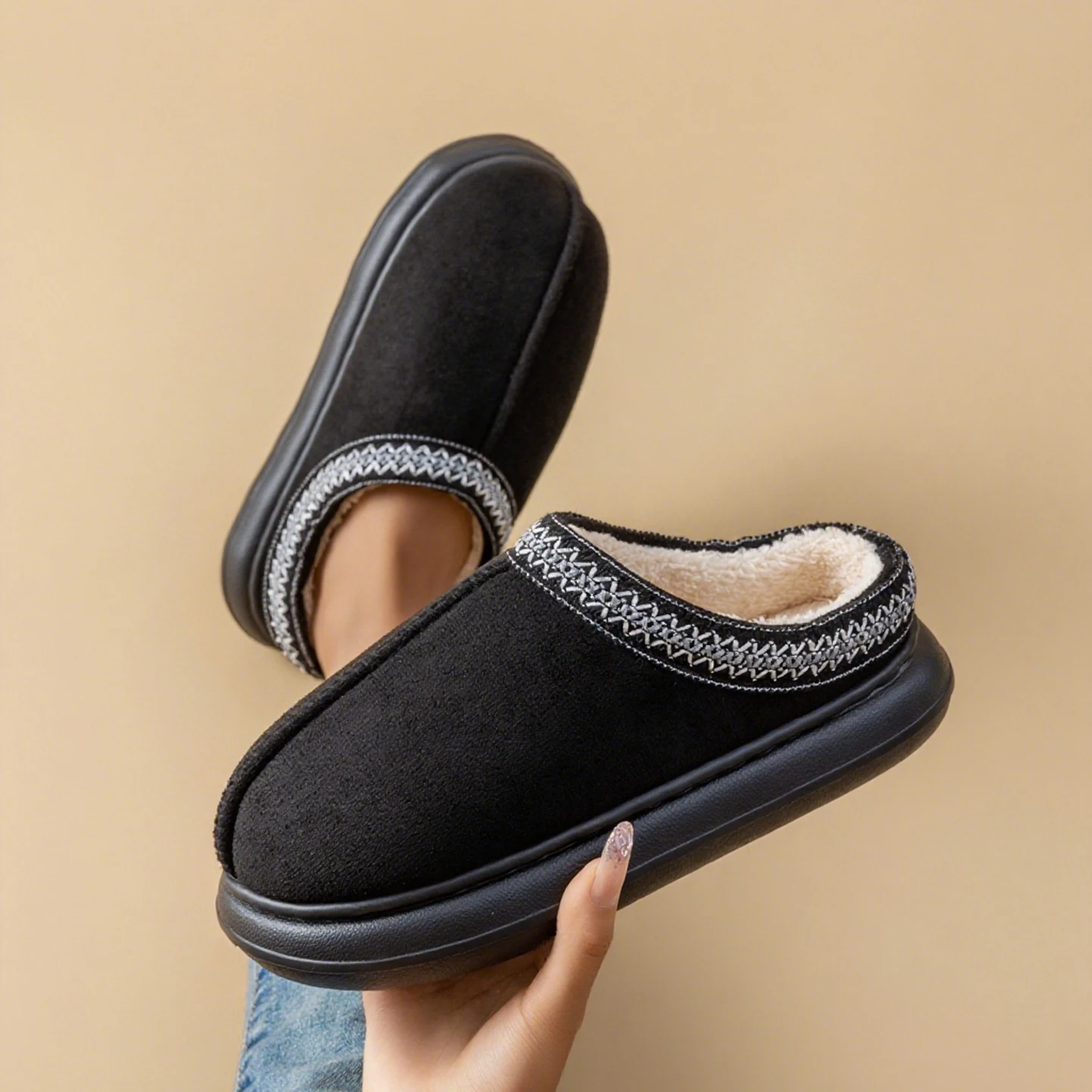 شبشب شتوي نسائي من القطيفة أحذية منزلية غامضة مع نعل سميك غير قابل للانزلاق، مريح للاستخدام الداخلي/الخارجي، سهل الارتداء للمنزل وغير الرسمي