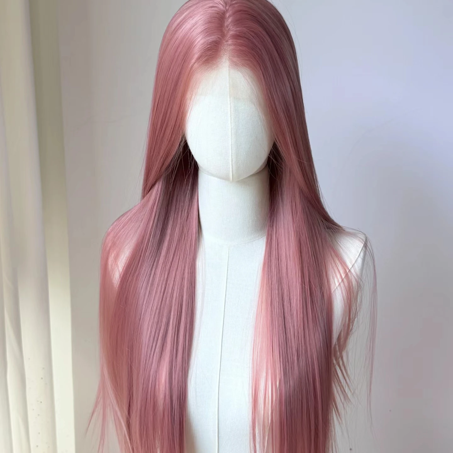 Hellrosa Perücke für Frauen, 13 x 4 Lace-Front-Perücke, 66 cm lange, gerade synthetische Perücken, weiche, natürliche, hitzebeständige Faser, Cosplay-Perücke – Detail 7