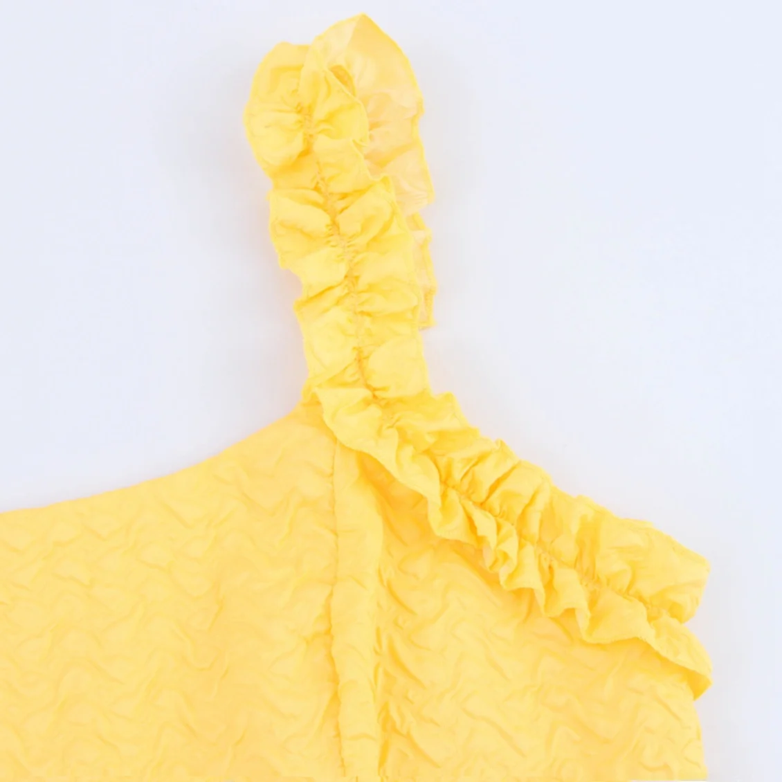 ZBZA 春の新レディースファッションデザイン木製エッジ耳装飾エンボスストラップドレスエレガントなハイウエストノースリーブミディドレス