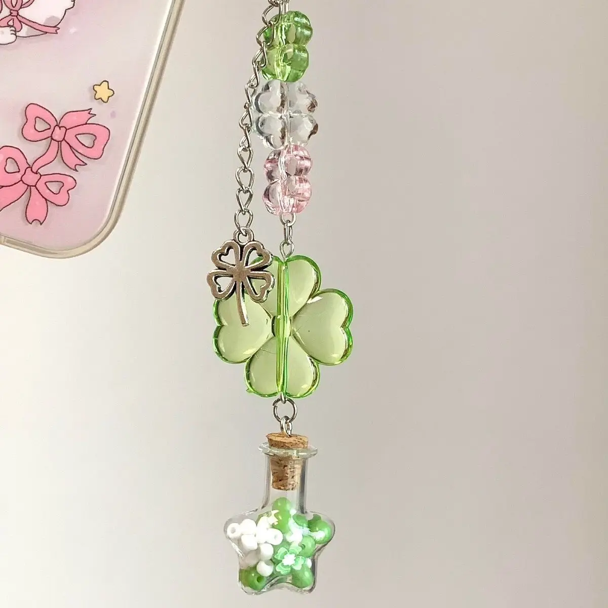

Очарование для телефона с четырьмя листами клевера, милый кулон в виде стеклянной бутылки, ручная работа, зеленый кристалл, бисер, счастливый эстетический ремешок для телефона для девочек