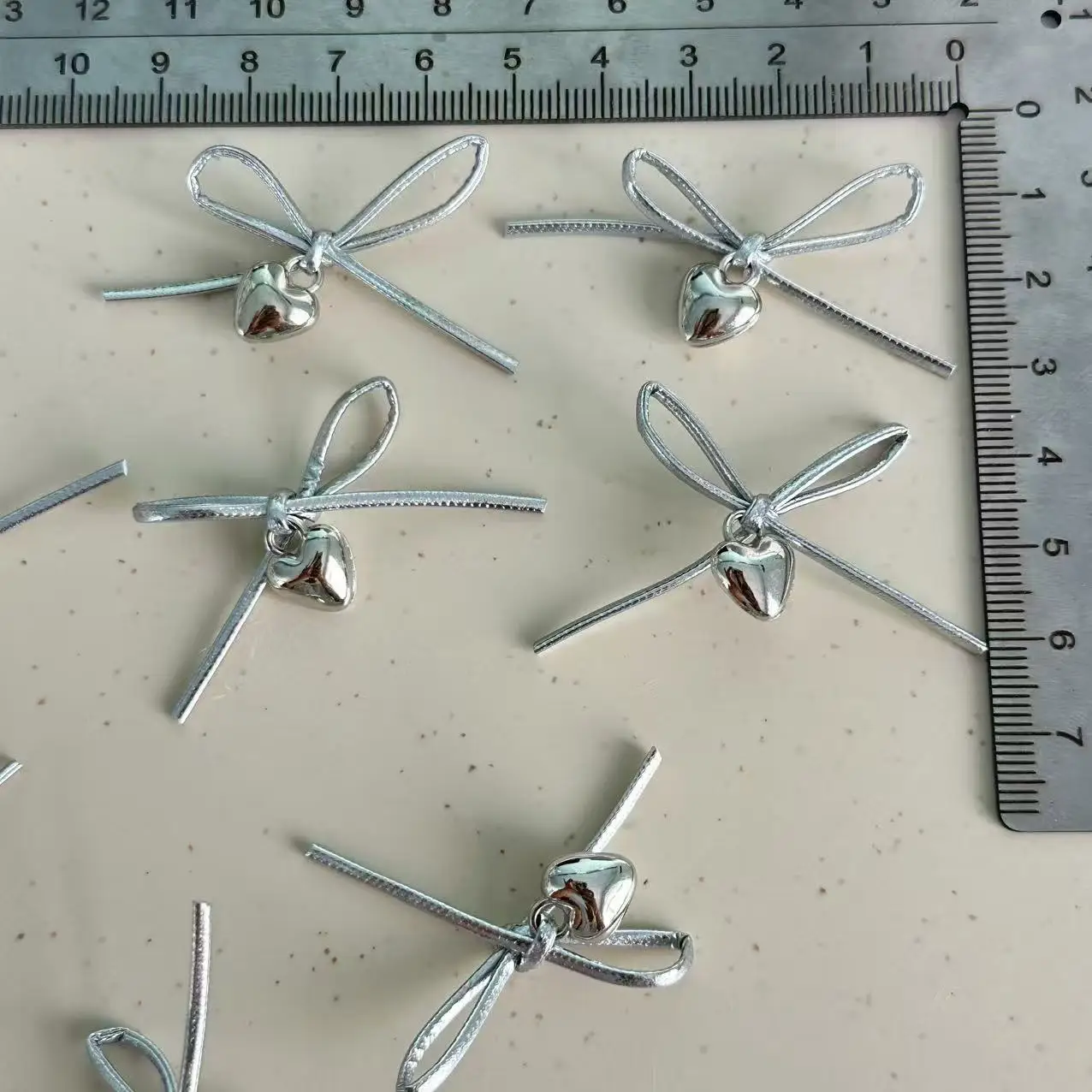 50-pecas-de-acessorios-de-cabelo-em-couro-pu-com-sino-de-coracao-metalico-laco-de-fita-prateada-estilo-doce-e-moderno-para-enfeite-de-cabelo-e-adorno-de-joias-diy